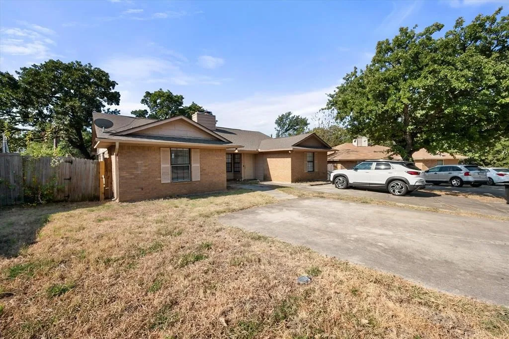Duplex For Rent in Tarrant County , 708 Woodland Court, Kennedale, Texas 76060, 2 Bedroom, 2 Bathroom, Garage spaces, 971 Sqft, built in 1984, mls#21384594, Real Estate Agent in Kennedale, Homes For Rent in Tarrant county, Homes For Rent in Kennedale, Realtor in Kennedale Texas, Real Estate Brokerage Independent Realty Texas, Luminita Cordes Realtor