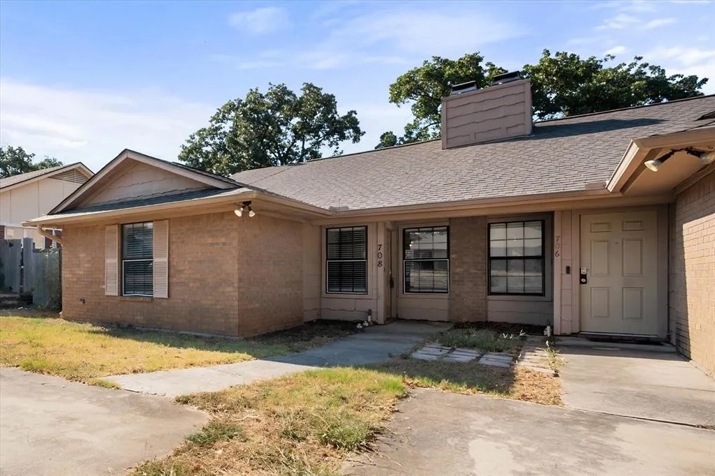Duplex For Rent in Tarrant County , 708 Woodland Court, Kennedale, Texas 76060, 2 Bedroom, 2 Bathroom, Garage spaces, 971 Sqft, built in 1984, mls#21384594, Real Estate Agent in Kennedale, Homes For Rent in Tarrant county, Homes For Rent in Kennedale, Realtor in Kennedale Texas, Real Estate Brokerage Independent Realty Texas, Luminita Cordes Realtor