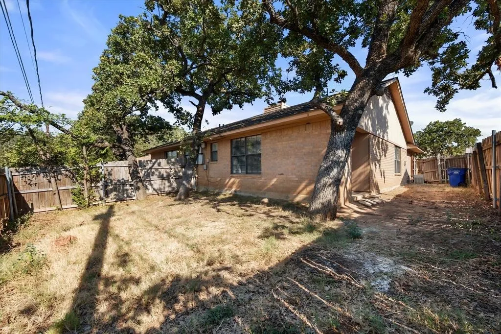 Duplex For Rent in Tarrant County , 708 Woodland Court, Kennedale, Texas 76060, 2 Bedroom, 2 Bathroom, Garage spaces, 971 Sqft, built in 1984, mls#21384594, Real Estate Agent in Kennedale, Homes For Rent in Tarrant county, Homes For Rent in Kennedale, Realtor in Kennedale Texas, Real Estate Brokerage Independent Realty Texas, Luminita Cordes Realtor