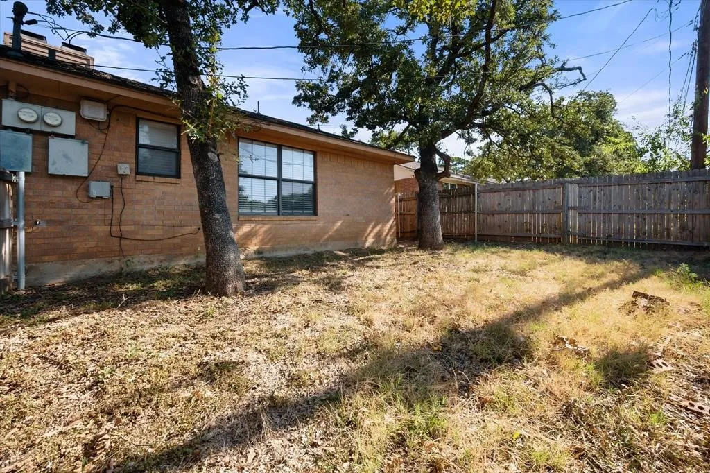 Duplex For Rent in Tarrant County , 708 Woodland Court, Kennedale, Texas 76060, 2 Bedroom, 2 Bathroom, Garage spaces, 971 Sqft, built in 1984, mls#21384594, Real Estate Agent in Kennedale, Homes For Rent in Tarrant county, Homes For Rent in Kennedale, Realtor in Kennedale Texas, Real Estate Brokerage Independent Realty Texas, Luminita Cordes Realtor