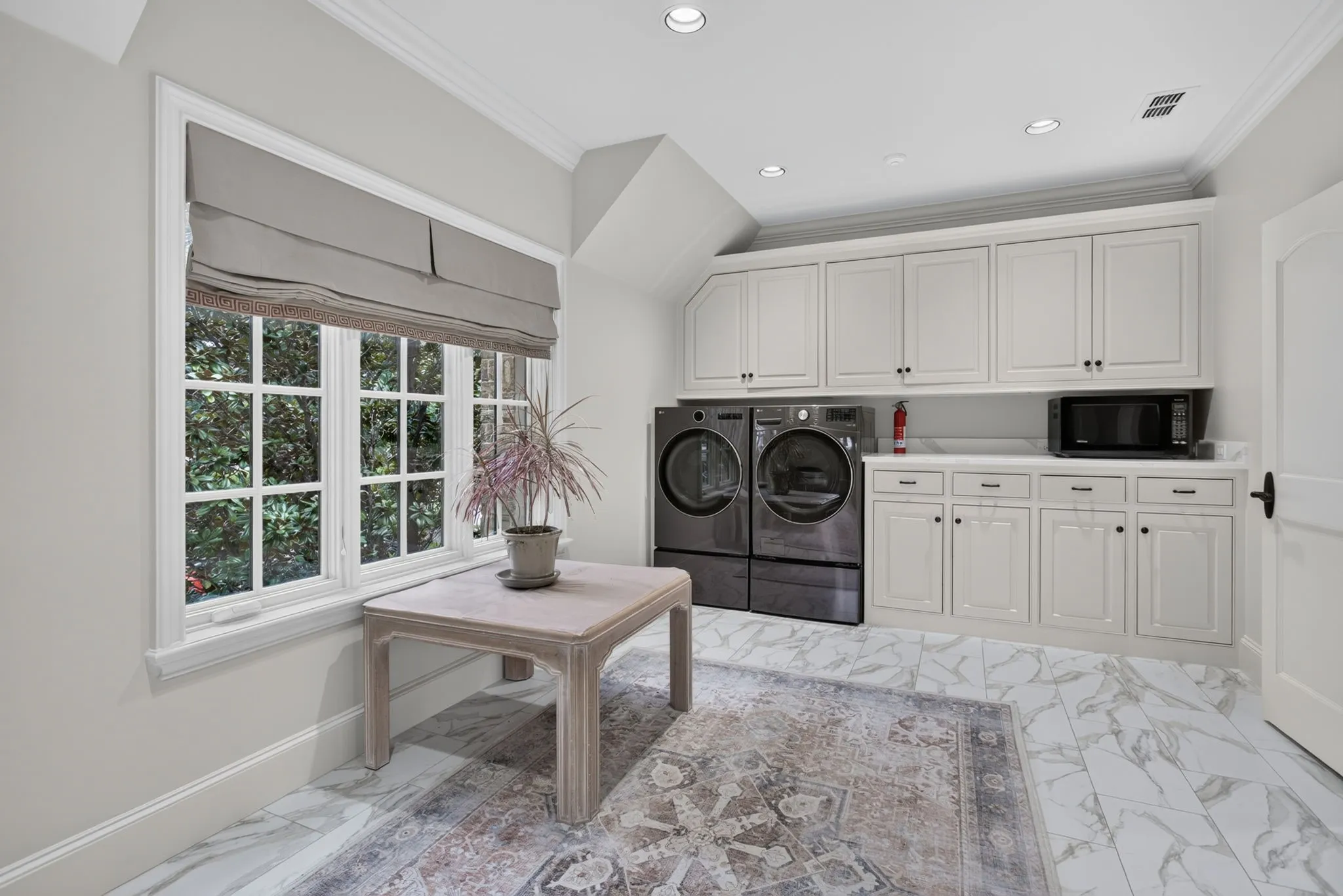 Single Family Residence For Sale in Tarrant County , 1600 Carleton Avenue, Fort Worth, Texas 76107, 5 Bedroom, 6 Bathroom, 4 Garage spaces, 8,908 Sqft, built in 2004, mls#21384164, Real Estate Agent in Fort Worth, Homes For Sale in Tarrant county, Homes For Sale in Fort Worth, Realtor in Fort Worth Texas, Real Estate Brokerage Independent Realty Texas, Luminita Cordes Realtor