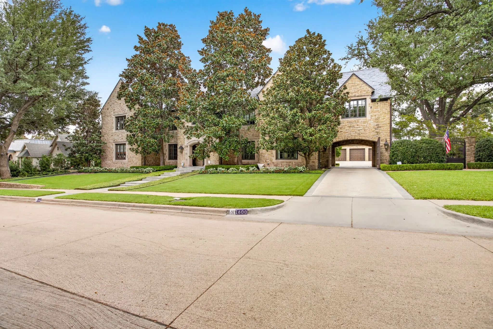 Single Family Residence For Sale in Tarrant County , 1600 Carleton Avenue, Fort Worth, Texas 76107, 5 Bedroom, 6 Bathroom, 4 Garage spaces, 8,908 Sqft, built in 2004, mls#21384164, Real Estate Agent in Fort Worth, Homes For Sale in Tarrant county, Homes For Sale in Fort Worth, Realtor in Fort Worth Texas, Real Estate Brokerage Independent Realty Texas, Luminita Cordes Realtor