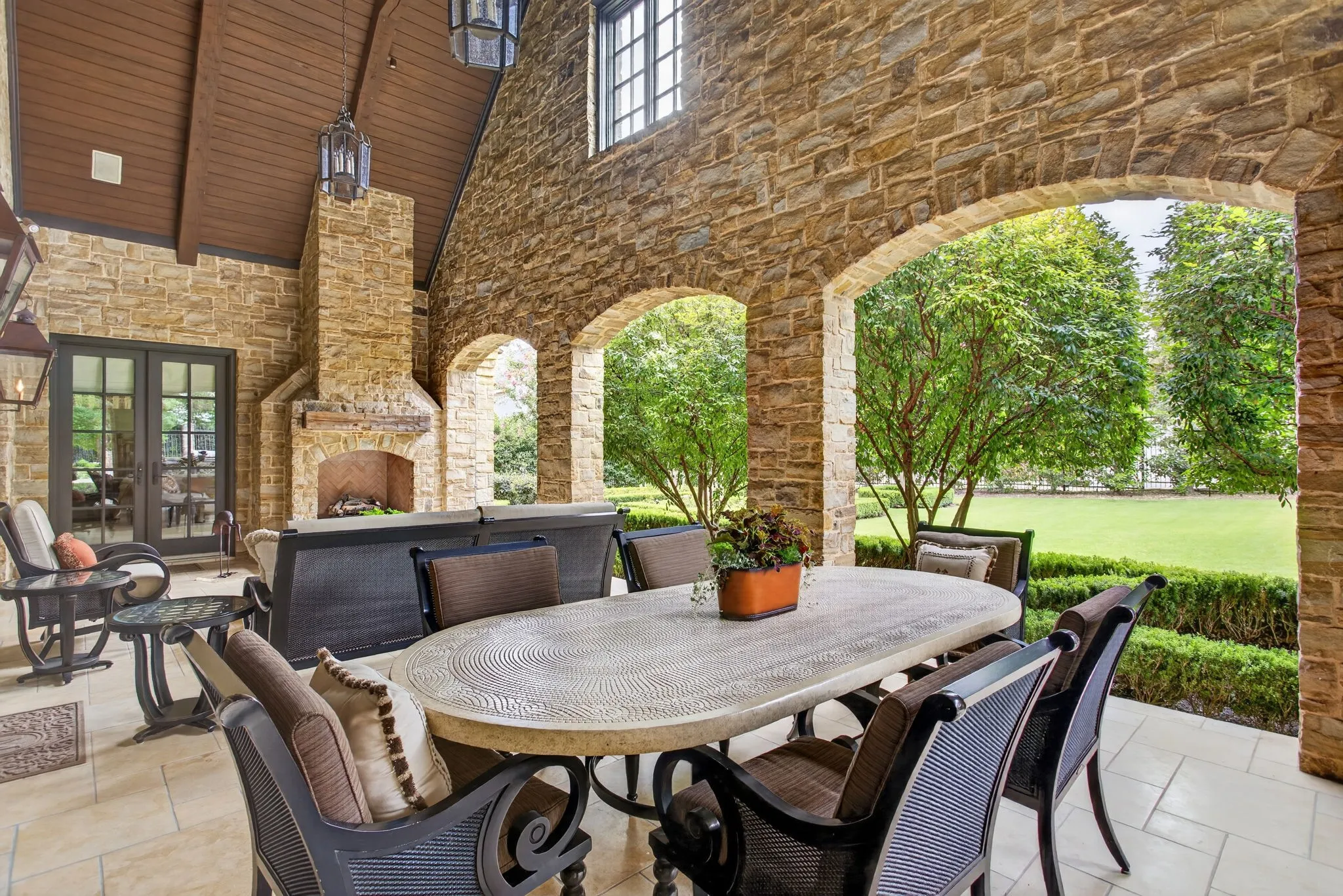 Single Family Residence For Sale in Tarrant County , 1600 Carleton Avenue, Fort Worth, Texas 76107, 5 Bedroom, 6 Bathroom, 4 Garage spaces, 8,908 Sqft, built in 2004, mls#21384164, Real Estate Agent in Fort Worth, Homes For Sale in Tarrant county, Homes For Sale in Fort Worth, Realtor in Fort Worth Texas, Real Estate Brokerage Independent Realty Texas, Luminita Cordes Realtor