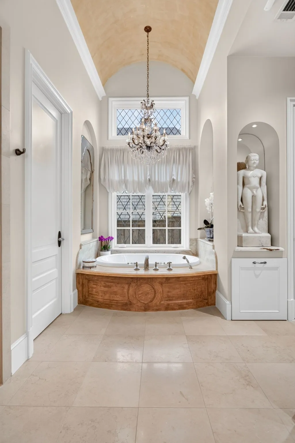 Single Family Residence For Sale in Tarrant County , 1600 Carleton Avenue, Fort Worth, Texas 76107, 5 Bedroom, 6 Bathroom, 4 Garage spaces, 8,908 Sqft, built in 2004, mls#21384164, Real Estate Agent in Fort Worth, Homes For Sale in Tarrant county, Homes For Sale in Fort Worth, Realtor in Fort Worth Texas, Real Estate Brokerage Independent Realty Texas, Luminita Cordes Realtor