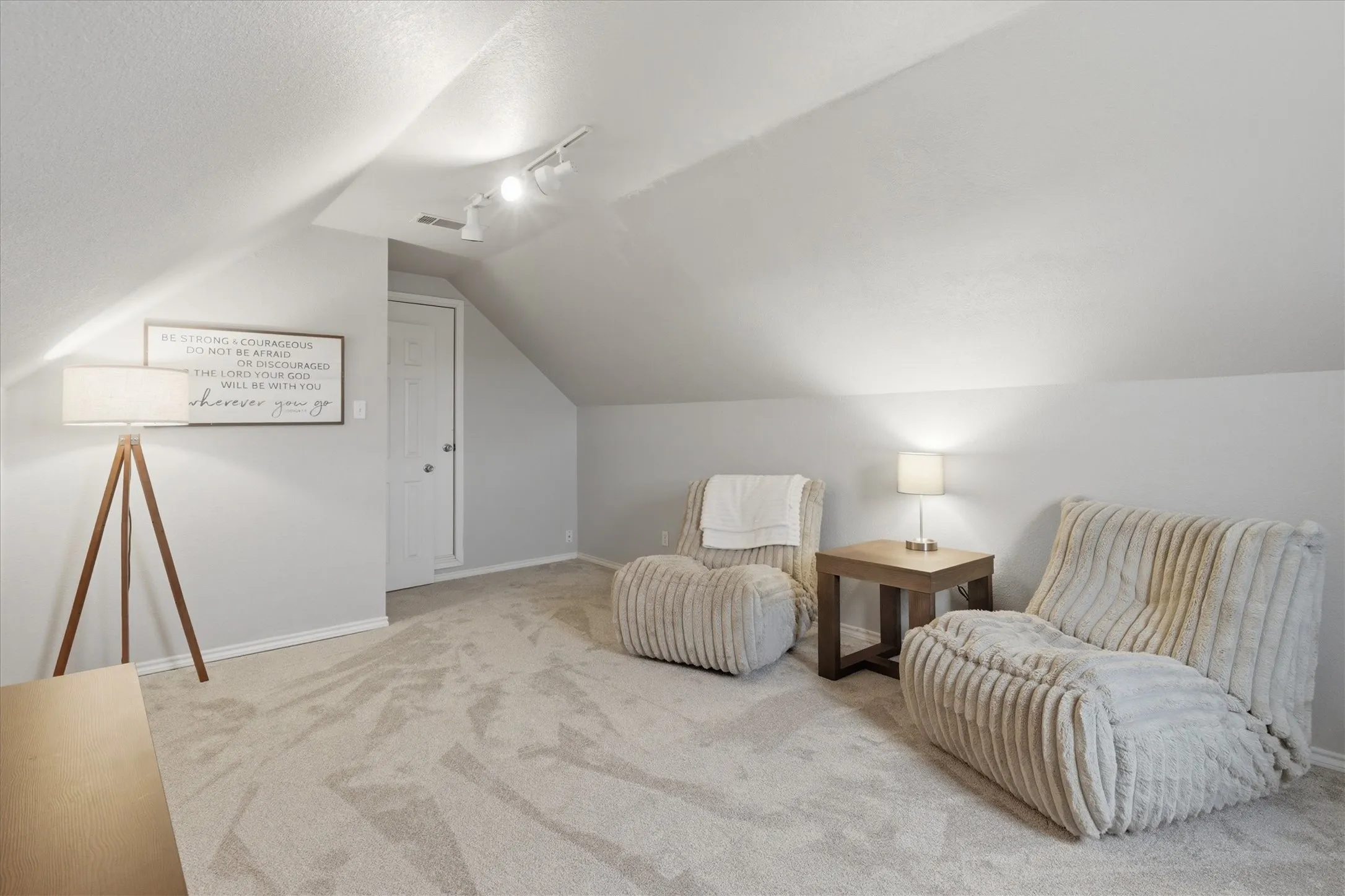 Single Family Residence For Sale in Denton County , 1690 Lawlis Lane, Sanger, Texas 76266, 3 Bedroom, 2 Bathroom, 2 Garage spaces, 2,884 Sqft, built in 2001, mls#21384545, Real Estate Agent in Sanger, Homes For Sale in Denton county, Homes For Sale in Sanger, Realtor in Sanger Texas, Real Estate Brokerage Independent Realty Texas, Luminita Cordes Realtor