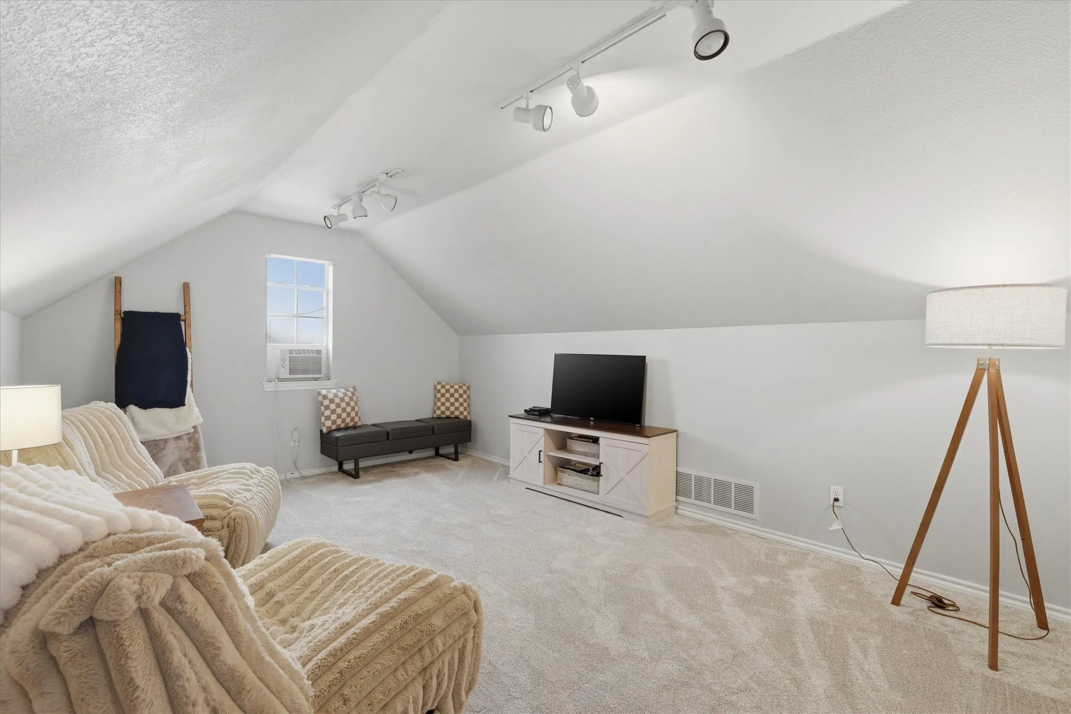 Single Family Residence For Sale in Denton County , 1690 Lawlis Lane, Sanger, Texas 76266, 3 Bedroom, 2 Bathroom, 2 Garage spaces, 2,884 Sqft, built in 2001, mls#21384545, Real Estate Agent in Sanger, Homes For Sale in Denton county, Homes For Sale in Sanger, Realtor in Sanger Texas, Real Estate Brokerage Independent Realty Texas, Luminita Cordes Realtor