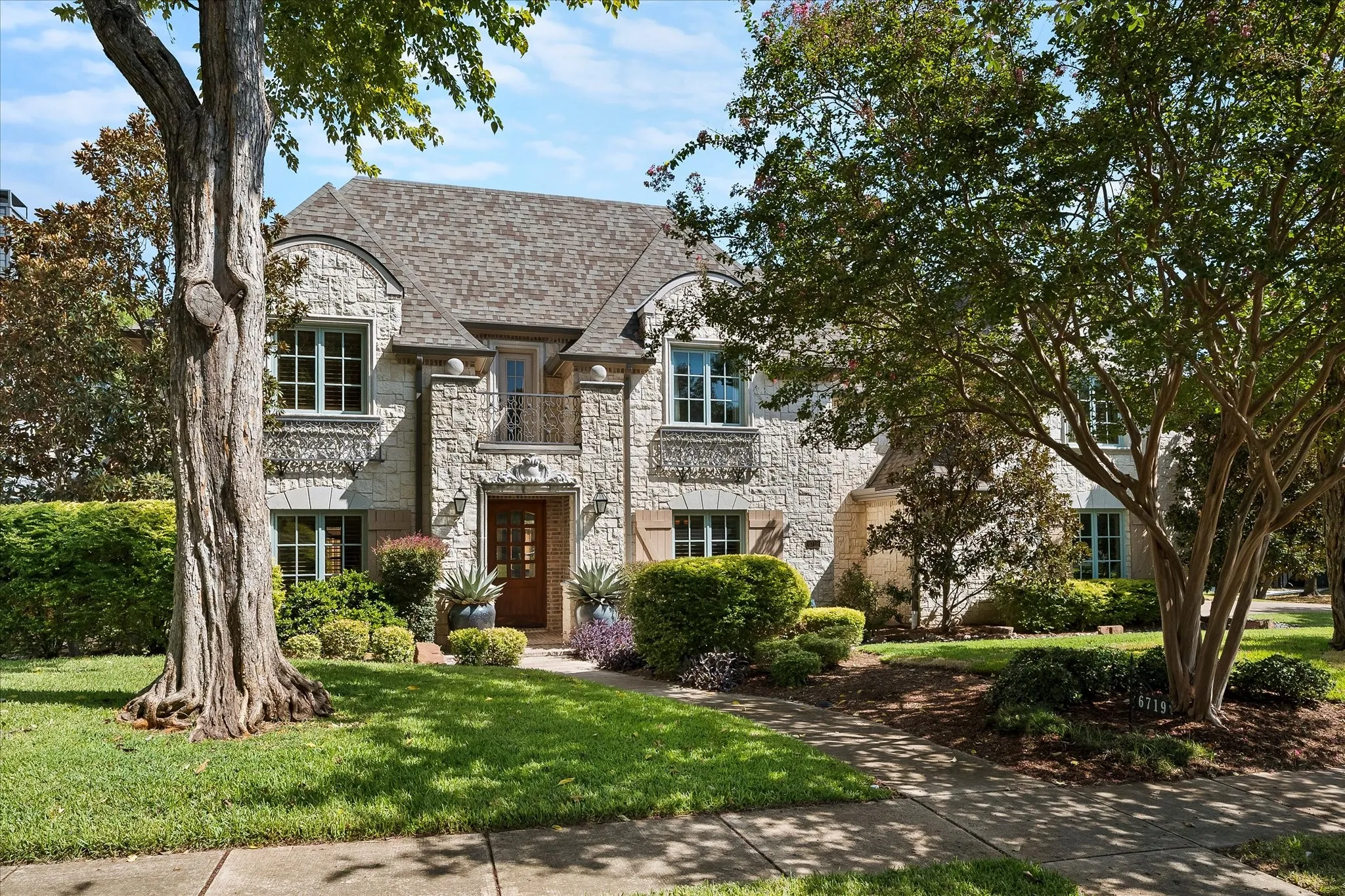 Single Family Residence For Sale in Dallas County , 6719 Anita Street, Dallas, Texas 75214, 4 Bedroom, 5 Bathroom, 3 Garage spaces, 4,673 Sqft, built in 2007, mls#21381289, Real Estate Agent in Dallas, Homes For Sale in Dallas county, Homes For Sale in Dallas, Realtor in Dallas Texas, Real Estate Brokerage Independent Realty Texas, Luminita Cordes Realtor