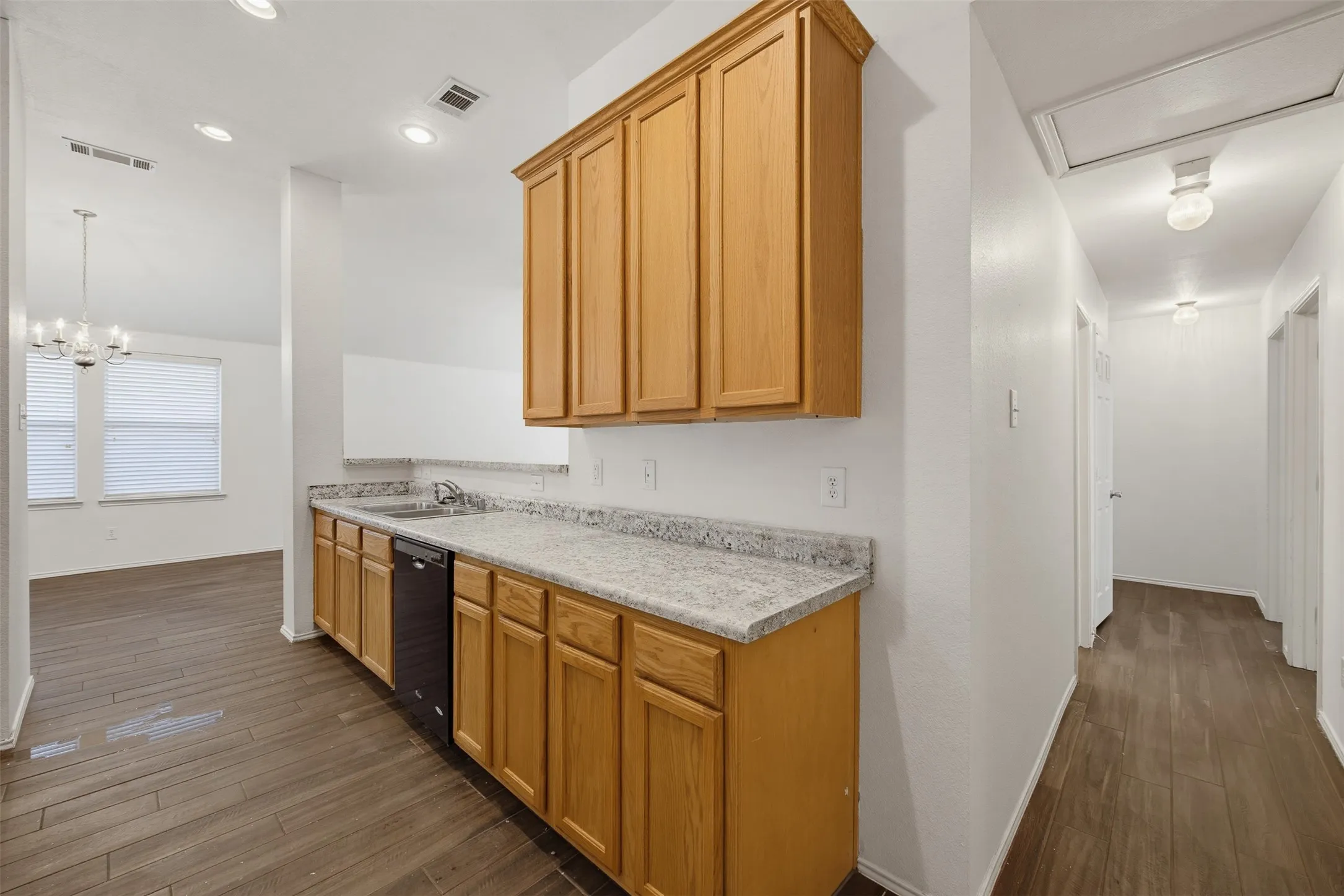 Single Family Residence For Sale in Tarrant County , 6025 Walleye Drive, Fort Worth, Texas 76179, 3 Bedroom, 2 Bathroom, 2 Garage spaces, 1,661 Sqft, built in 2006, mls#21380576, Real Estate Agent in Fort Worth, Homes For Sale in Tarrant county, Homes For Sale in Fort Worth, Realtor in Fort Worth Texas, Real Estate Brokerage Independent Realty Texas, Luminita Cordes Realtor