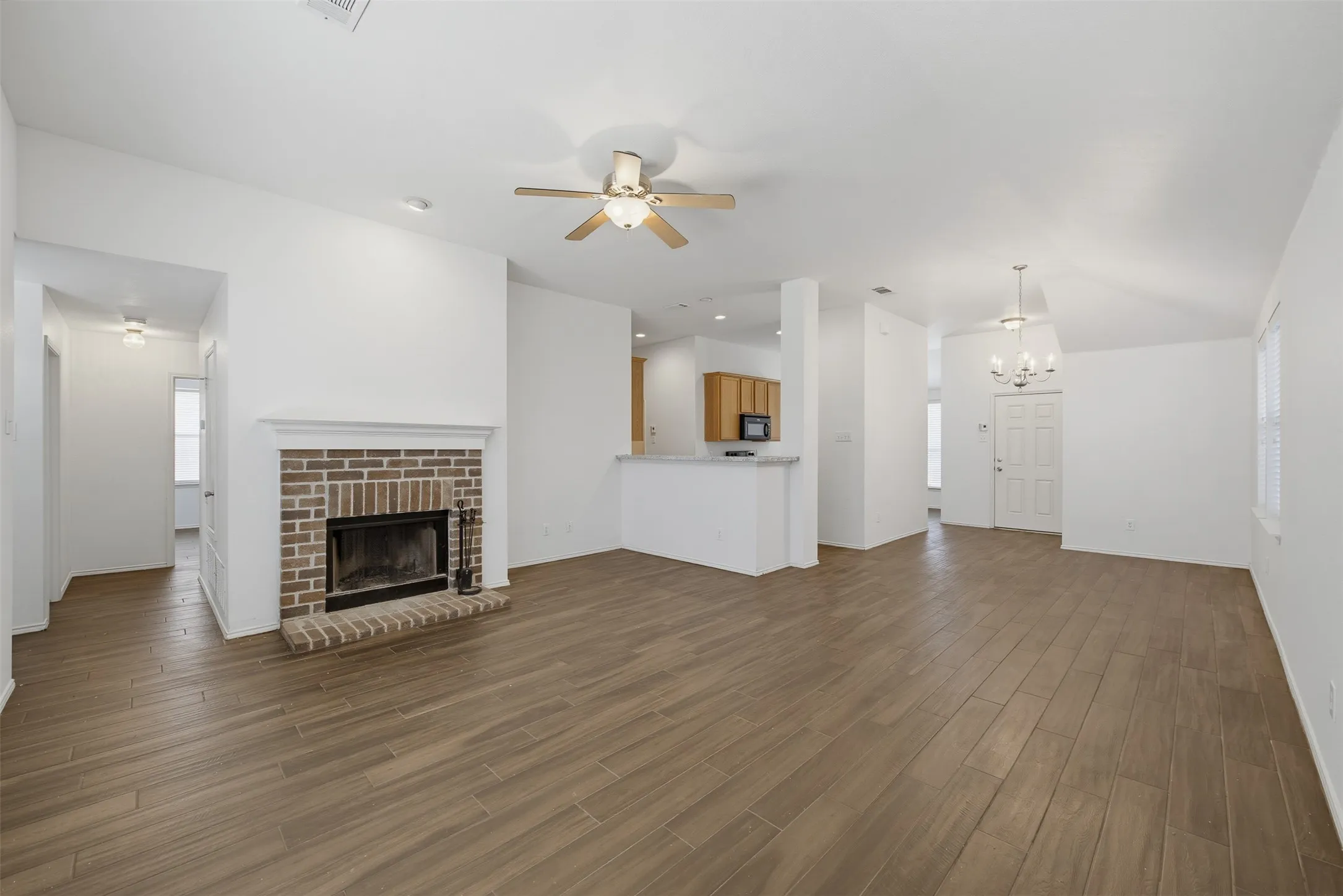 Single Family Residence For Sale in Tarrant County , 6025 Walleye Drive, Fort Worth, Texas 76179, 3 Bedroom, 2 Bathroom, 2 Garage spaces, 1,661 Sqft, built in 2006, mls#21380576, Real Estate Agent in Fort Worth, Homes For Sale in Tarrant county, Homes For Sale in Fort Worth, Realtor in Fort Worth Texas, Real Estate Brokerage Independent Realty Texas, Luminita Cordes Realtor