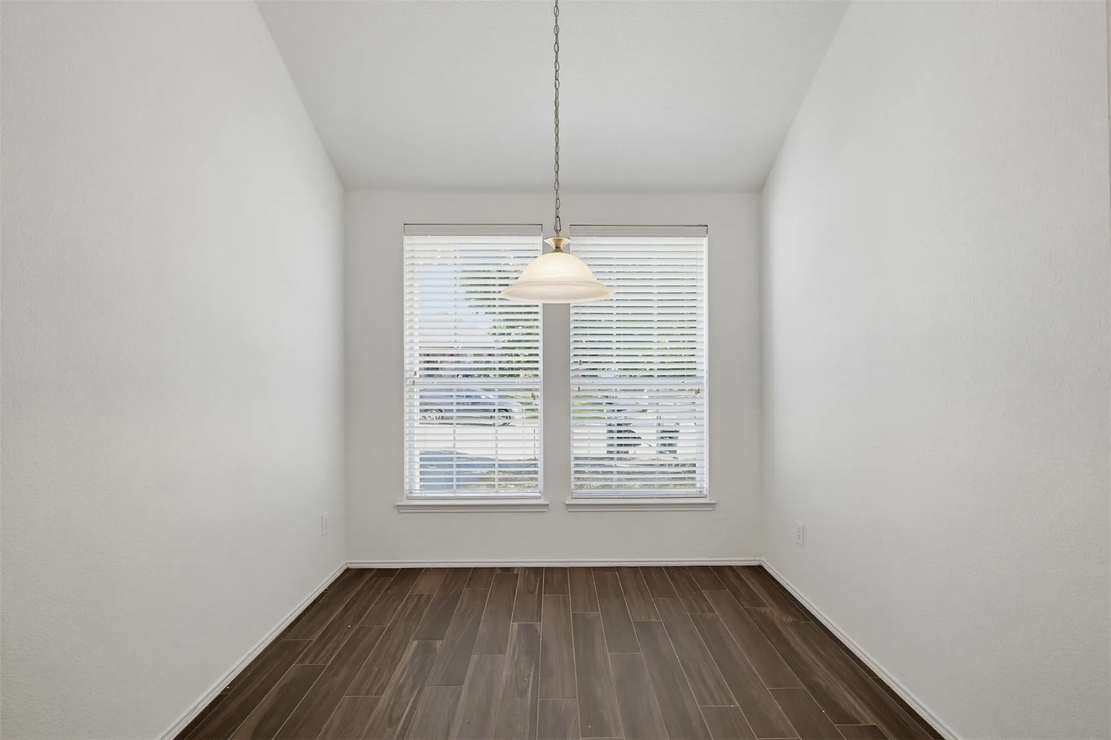 Single Family Residence For Sale in Tarrant County , 6025 Walleye Drive, Fort Worth, Texas 76179, 3 Bedroom, 2 Bathroom, 2 Garage spaces, 1,661 Sqft, built in 2006, mls#21380576, Real Estate Agent in Fort Worth, Homes For Sale in Tarrant county, Homes For Sale in Fort Worth, Realtor in Fort Worth Texas, Real Estate Brokerage Independent Realty Texas, Luminita Cordes Realtor