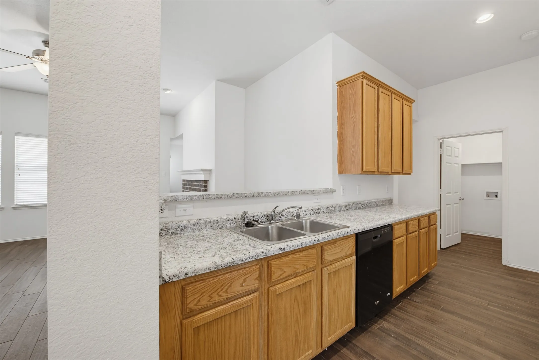 Single Family Residence For Sale in Tarrant County , 6025 Walleye Drive, Fort Worth, Texas 76179, 3 Bedroom, 2 Bathroom, 2 Garage spaces, 1,661 Sqft, built in 2006, mls#21380576, Real Estate Agent in Fort Worth, Homes For Sale in Tarrant county, Homes For Sale in Fort Worth, Realtor in Fort Worth Texas, Real Estate Brokerage Independent Realty Texas, Luminita Cordes Realtor