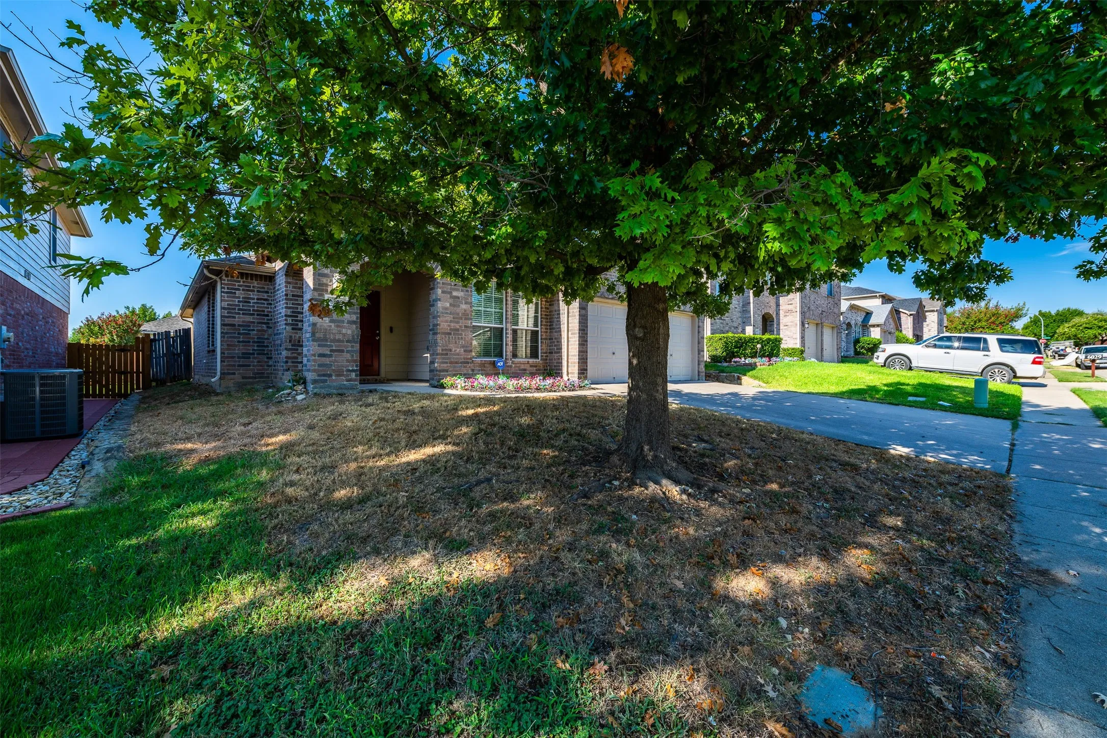 Single Family Residence For Sale in Tarrant County , 6025 Walleye Drive, Fort Worth, Texas 76179, 3 Bedroom, 2 Bathroom, 2 Garage spaces, 1,661 Sqft, built in 2006, mls#21380576, Real Estate Agent in Fort Worth, Homes For Sale in Tarrant county, Homes For Sale in Fort Worth, Realtor in Fort Worth Texas, Real Estate Brokerage Independent Realty Texas, Luminita Cordes Realtor