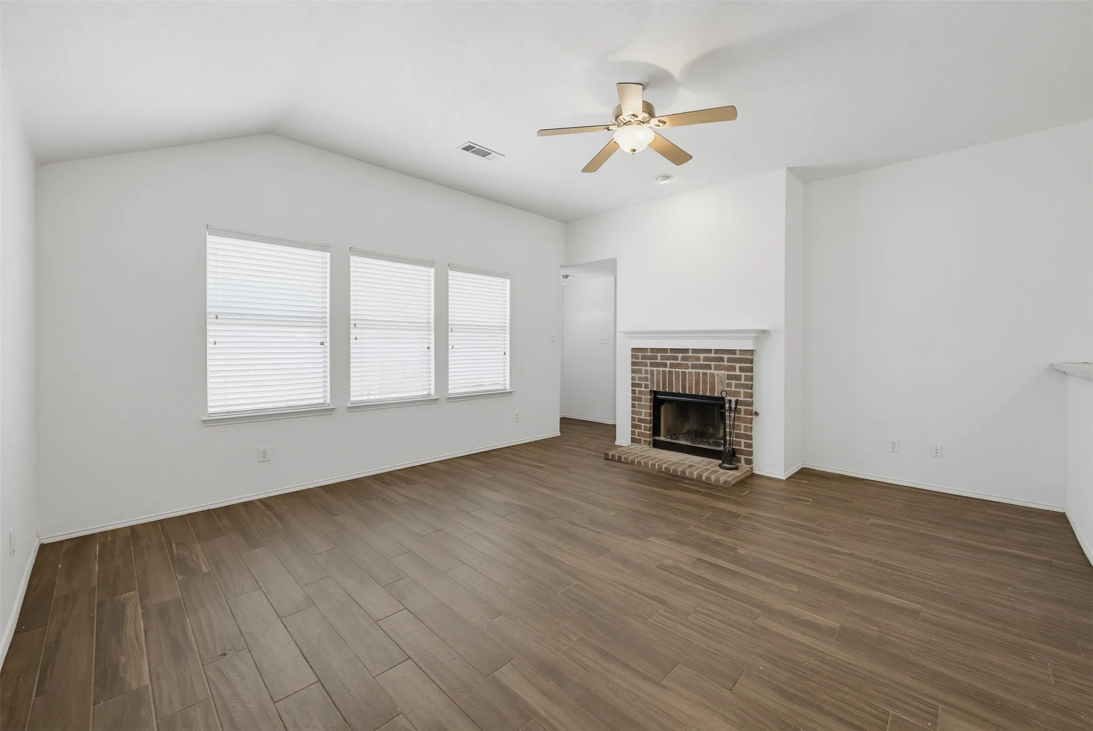 Single Family Residence For Sale in Tarrant County , 6025 Walleye Drive, Fort Worth, Texas 76179, 3 Bedroom, 2 Bathroom, 2 Garage spaces, 1,661 Sqft, built in 2006, mls#21380576, Real Estate Agent in Fort Worth, Homes For Sale in Tarrant county, Homes For Sale in Fort Worth, Realtor in Fort Worth Texas, Real Estate Brokerage Independent Realty Texas, Luminita Cordes Realtor