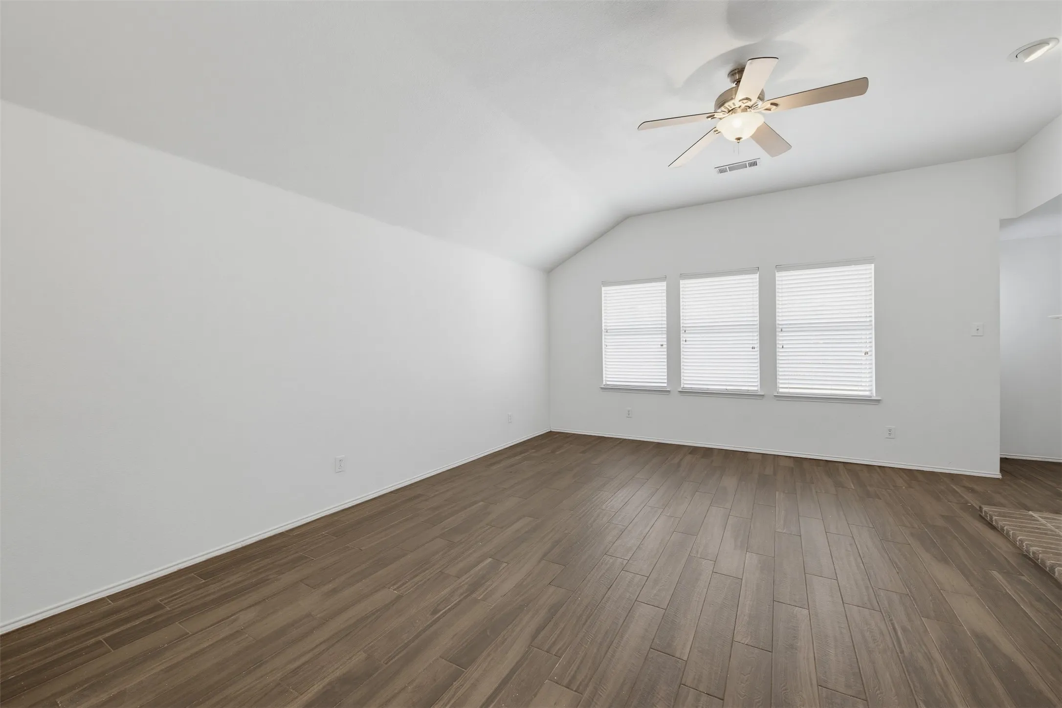 Single Family Residence For Sale in Tarrant County , 6025 Walleye Drive, Fort Worth, Texas 76179, 3 Bedroom, 2 Bathroom, 2 Garage spaces, 1,661 Sqft, built in 2006, mls#21380576, Real Estate Agent in Fort Worth, Homes For Sale in Tarrant county, Homes For Sale in Fort Worth, Realtor in Fort Worth Texas, Real Estate Brokerage Independent Realty Texas, Luminita Cordes Realtor