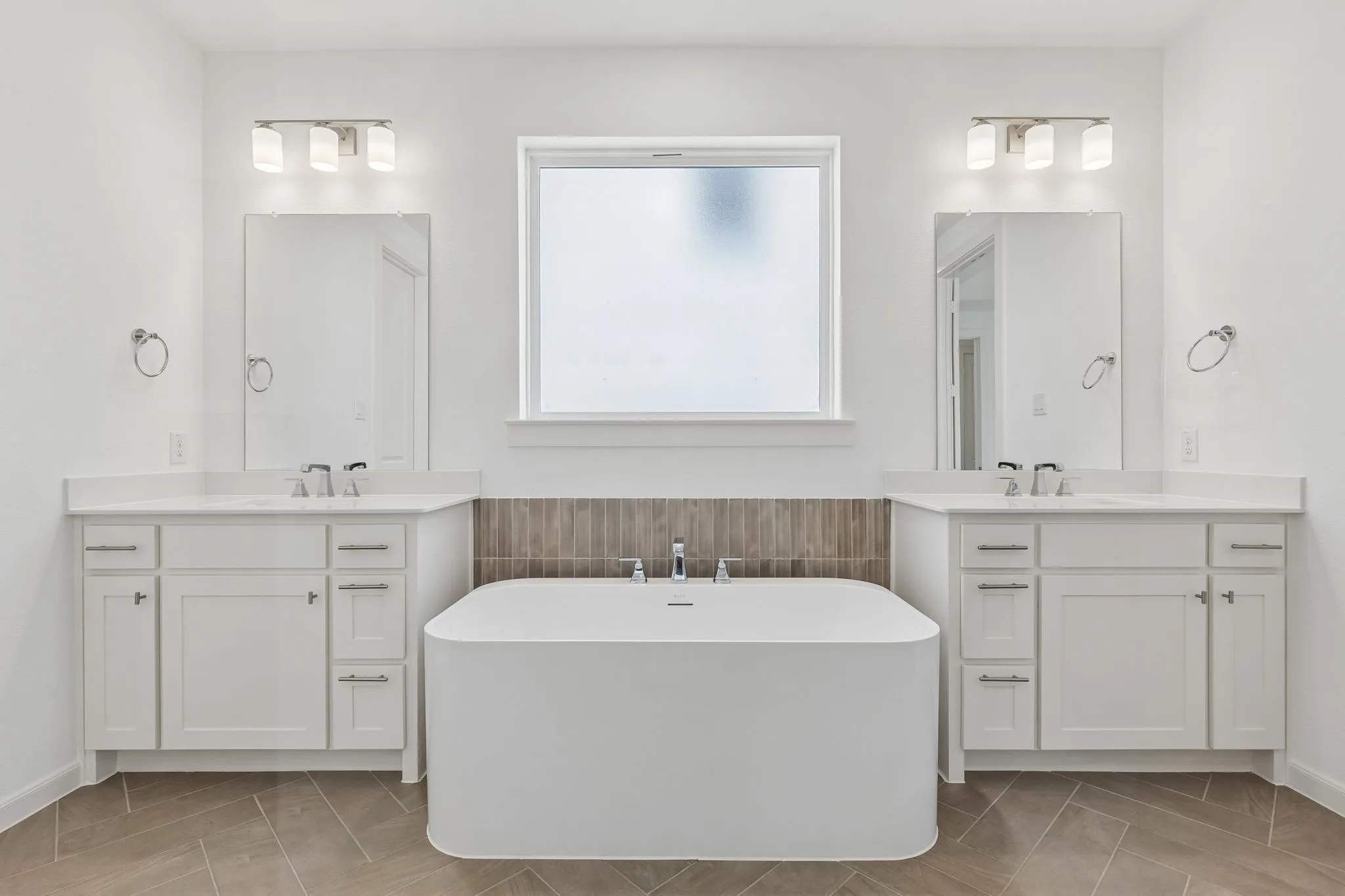 Packed with style and plenty of room for two, your new owner's bath is the perfect place to start or end your​​‌​​​​‌​​‌‌​‌‌​​​‌‌​‌​‌​‌​​​‌​​ day!
