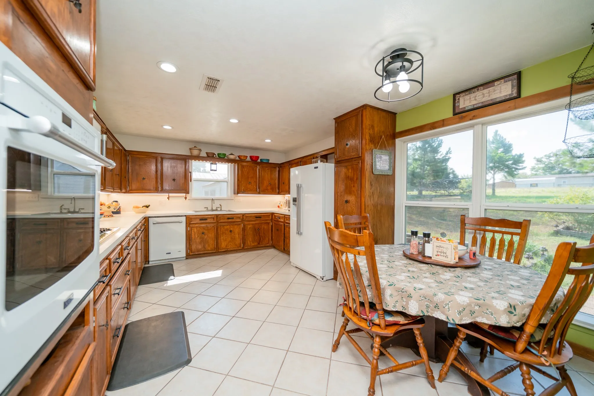 Single Family Residence For Sale in Cherokee County , 2130 E FM 22, Jacksonville, Texas 75766, 3 Bedroom, 3 Bathroom, 2 Garage spaces, 2,400 Sqft, built in 1975, mls#21383681, Real Estate Agent in Jacksonville, Homes For Sale in Cherokee county, Homes For Sale in Jacksonville, Realtor in Jacksonville Texas, Real Estate Brokerage Independent Realty Texas, Luminita Cordes Realtor