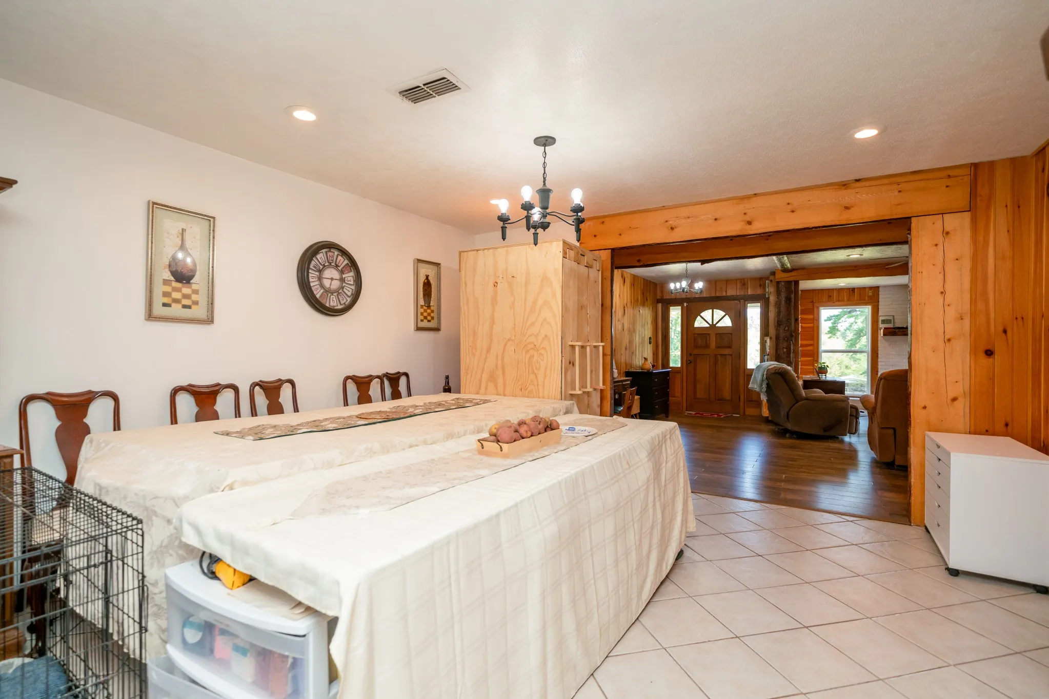 Single Family Residence For Sale in Cherokee County , 2130 E FM 22, Jacksonville, Texas 75766, 3 Bedroom, 3 Bathroom, 2 Garage spaces, 2,400 Sqft, built in 1975, mls#21383681, Real Estate Agent in Jacksonville, Homes For Sale in Cherokee county, Homes For Sale in Jacksonville, Realtor in Jacksonville Texas, Real Estate Brokerage Independent Realty Texas, Luminita Cordes Realtor