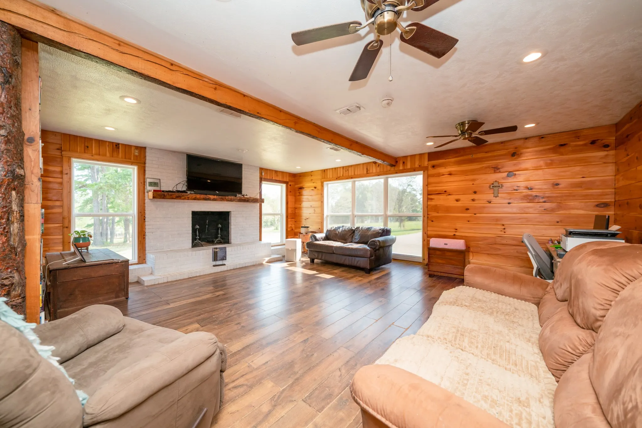 Single Family Residence For Sale in Cherokee County , 2130 E FM 22, Jacksonville, Texas 75766, 3 Bedroom, 3 Bathroom, 2 Garage spaces, 2,400 Sqft, built in 1975, mls#21383681, Real Estate Agent in Jacksonville, Homes For Sale in Cherokee county, Homes For Sale in Jacksonville, Realtor in Jacksonville Texas, Real Estate Brokerage Independent Realty Texas, Luminita Cordes Realtor