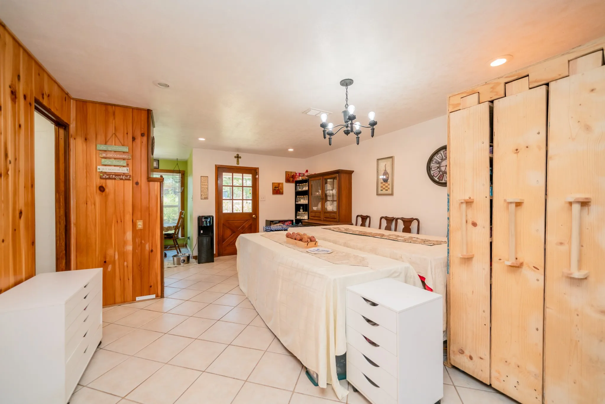 Single Family Residence For Sale in Cherokee County , 2130 E FM 22, Jacksonville, Texas 75766, 3 Bedroom, 3 Bathroom, 2 Garage spaces, 2,400 Sqft, built in 1975, mls#21383681, Real Estate Agent in Jacksonville, Homes For Sale in Cherokee county, Homes For Sale in Jacksonville, Realtor in Jacksonville Texas, Real Estate Brokerage Independent Realty Texas, Luminita Cordes Realtor