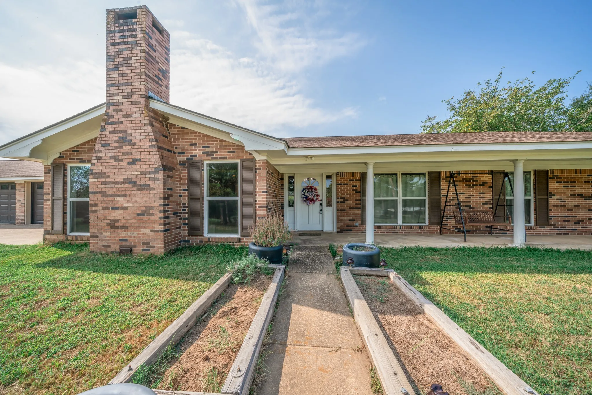 Single Family Residence For Sale in Cherokee County , 2130 E FM 22, Jacksonville, Texas 75766, 3 Bedroom, 3 Bathroom, 2 Garage spaces, 2,400 Sqft, built in 1975, mls#21383681, Real Estate Agent in Jacksonville, Homes For Sale in Cherokee county, Homes For Sale in Jacksonville, Realtor in Jacksonville Texas, Real Estate Brokerage Independent Realty Texas, Luminita Cordes Realtor