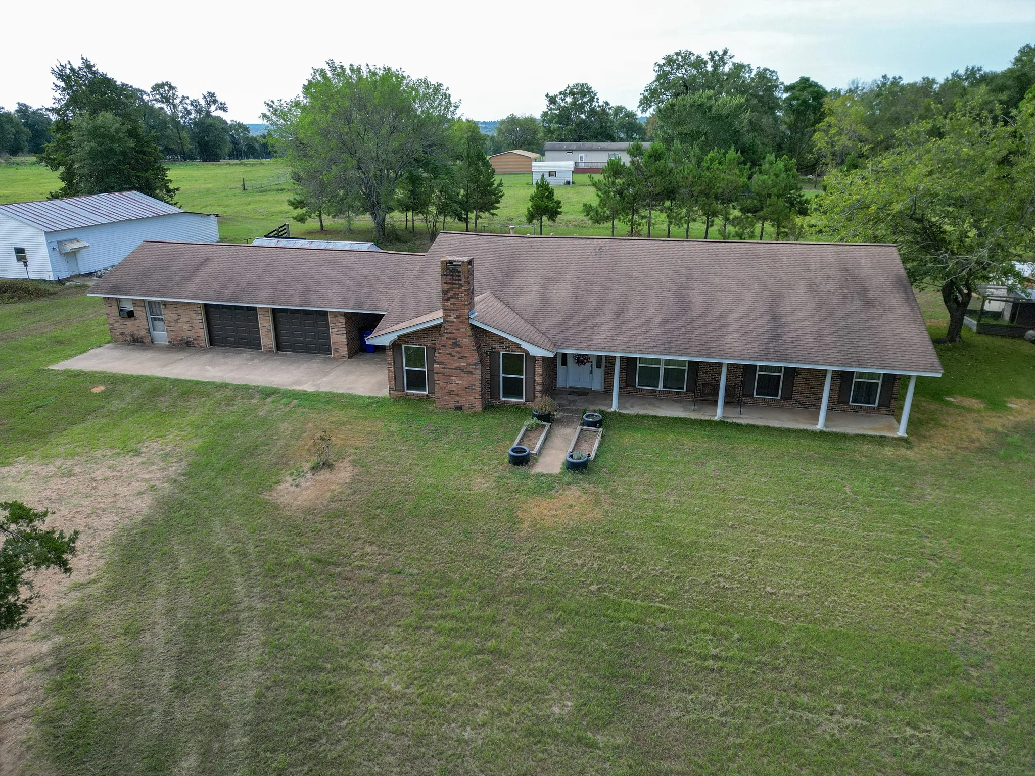 Single Family Residence For Sale in Cherokee County , 2130 E FM 22, Jacksonville, Texas 75766, 3 Bedroom, 3 Bathroom, 2 Garage spaces, 2,400 Sqft, built in 1975, mls#21383681, Real Estate Agent in Jacksonville, Homes For Sale in Cherokee county, Homes For Sale in Jacksonville, Realtor in Jacksonville Texas, Real Estate Brokerage Independent Realty Texas, Luminita Cordes Realtor