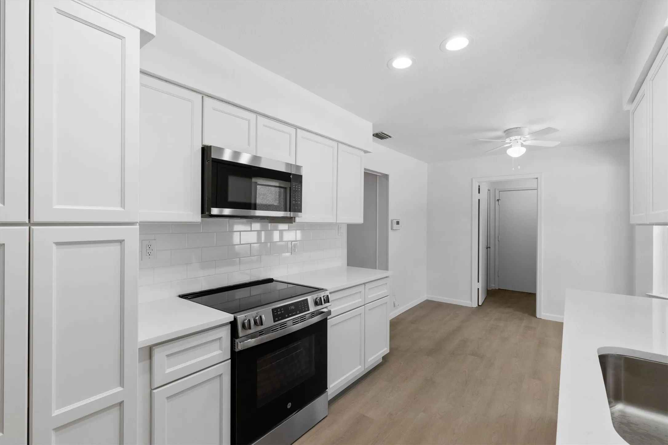 Kitchen, new Range and Microwave!