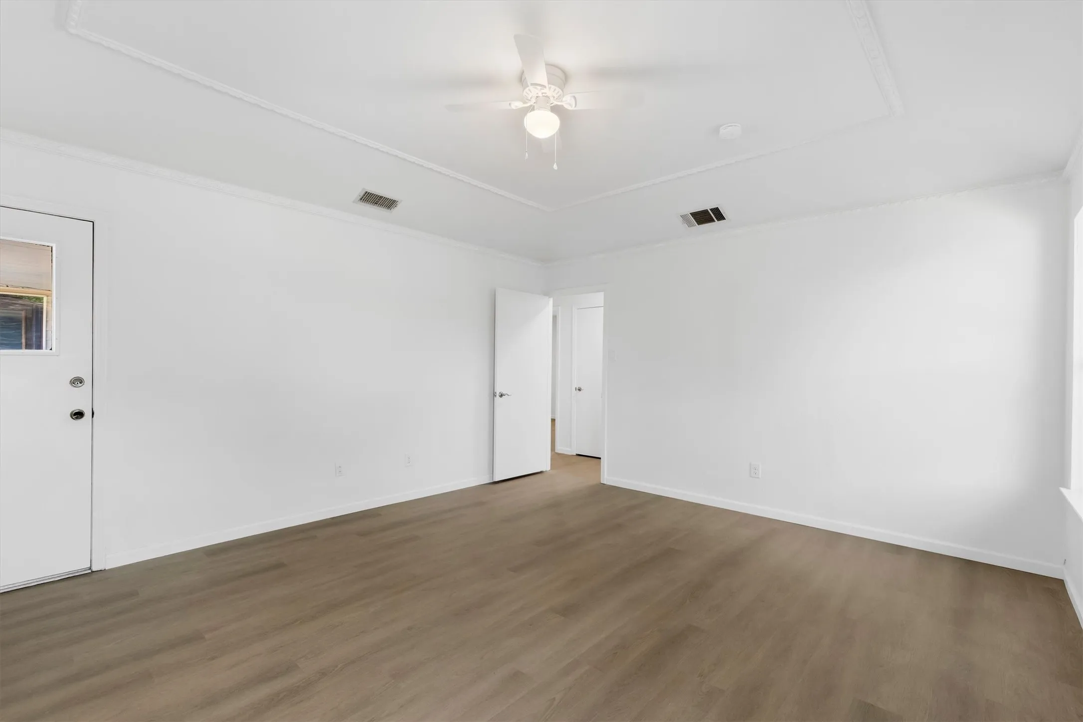 Primary Bed, Walkin Closets & Access to Patio!!