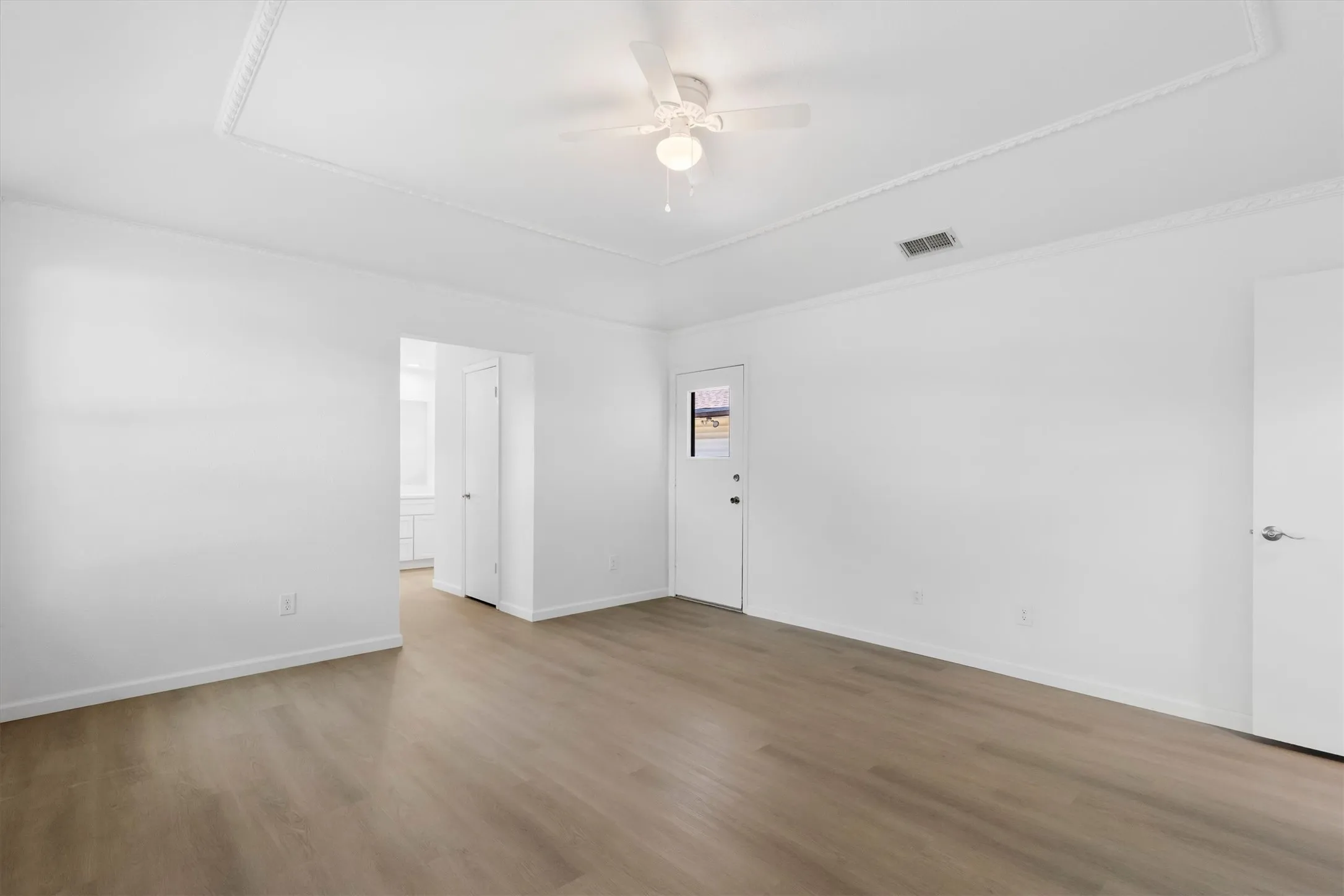 Primary Bed, Walkin Closets & Access to Patio!!