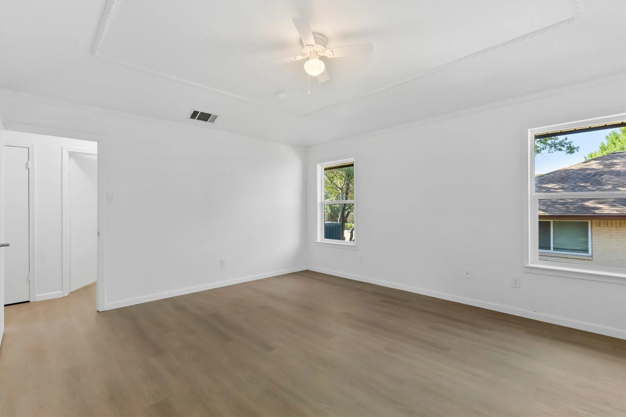 Primary Bed, Walkin Closets & Access to Patio!!