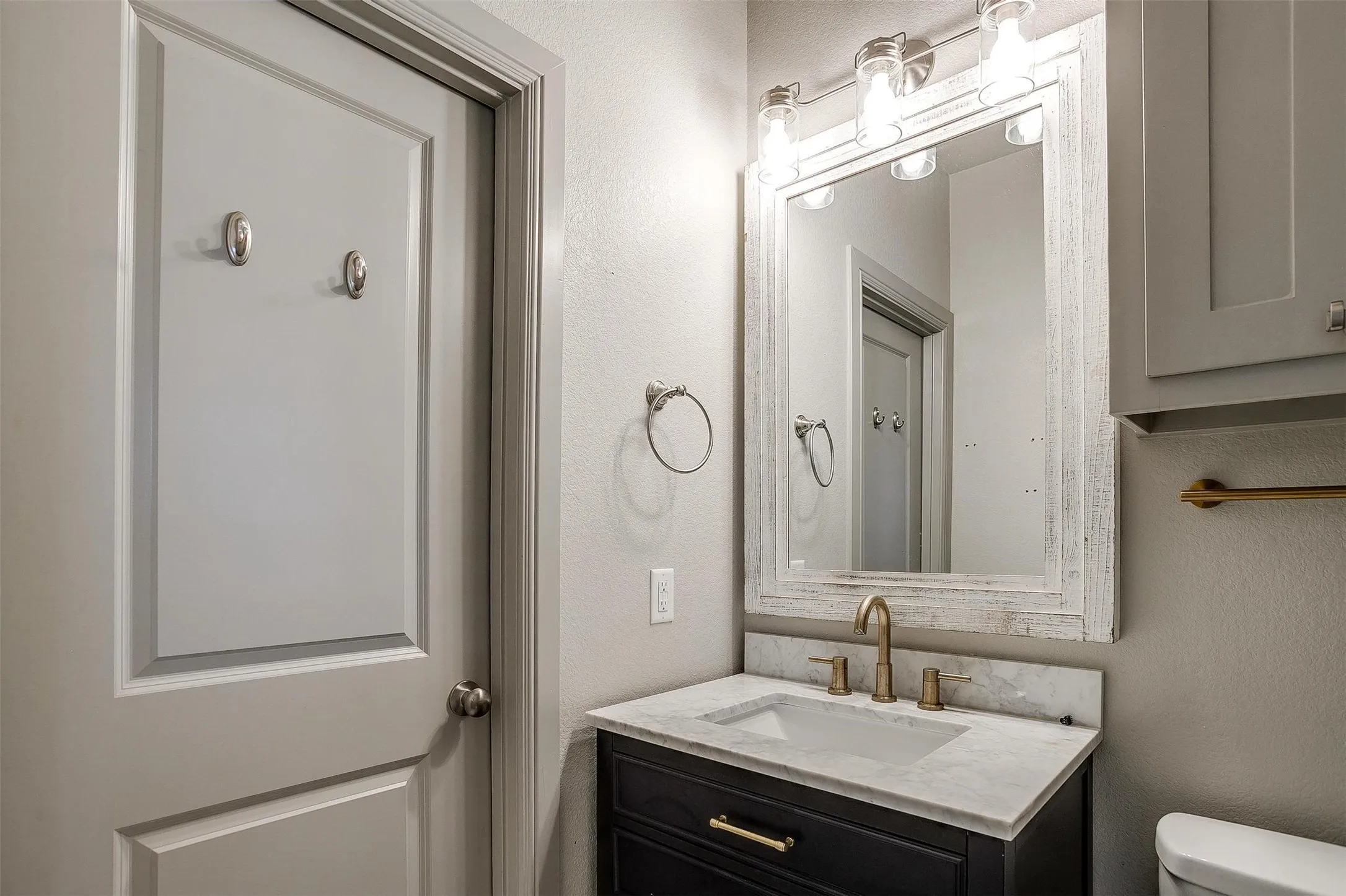 Duplex For Rent in Tarrant County , 2537 Mccart Avenue 2537, Fort Worth, Texas 76110, 5 Bedroom, 5 Bathroom, Garage spaces, 2,478 Sqft, built in 1946, mls#21384607, Real Estate Agent in Fort Worth, Homes For Rent in Tarrant county, Homes For Rent in Fort Worth, Realtor in Fort Worth Texas, Real Estate Brokerage Independent Realty Texas, Luminita Cordes Realtor