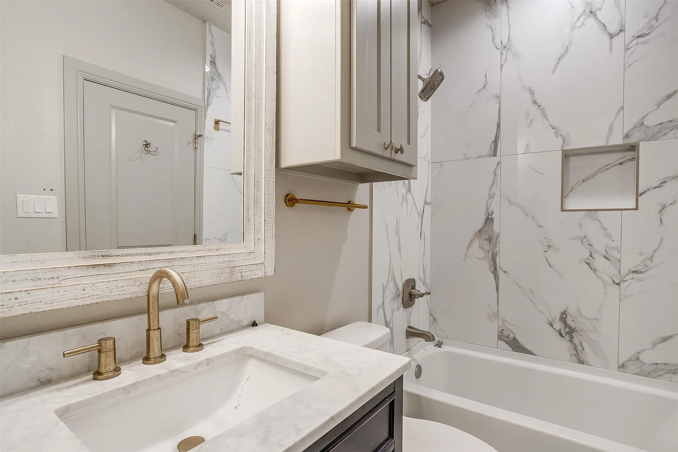 Duplex For Rent in Tarrant County , 2537 Mccart Avenue 2537, Fort Worth, Texas 76110, 5 Bedroom, 5 Bathroom, Garage spaces, 2,478 Sqft, built in 1946, mls#21384607, Real Estate Agent in Fort Worth, Homes For Rent in Tarrant county, Homes For Rent in Fort Worth, Realtor in Fort Worth Texas, Real Estate Brokerage Independent Realty Texas, Luminita Cordes Realtor