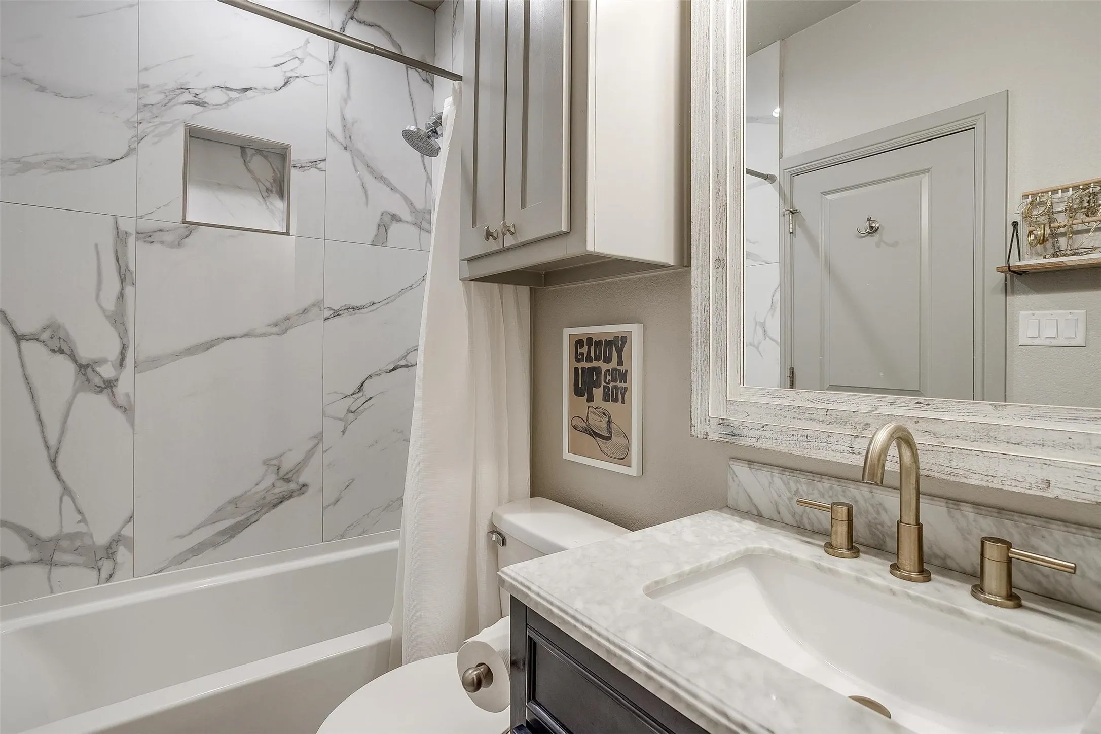 Duplex For Rent in Tarrant County , 2537 Mccart Avenue 2537, Fort Worth, Texas 76110, 5 Bedroom, 5 Bathroom, Garage spaces, 2,478 Sqft, built in 1946, mls#21384607, Real Estate Agent in Fort Worth, Homes For Rent in Tarrant county, Homes For Rent in Fort Worth, Realtor in Fort Worth Texas, Real Estate Brokerage Independent Realty Texas, Luminita Cordes Realtor