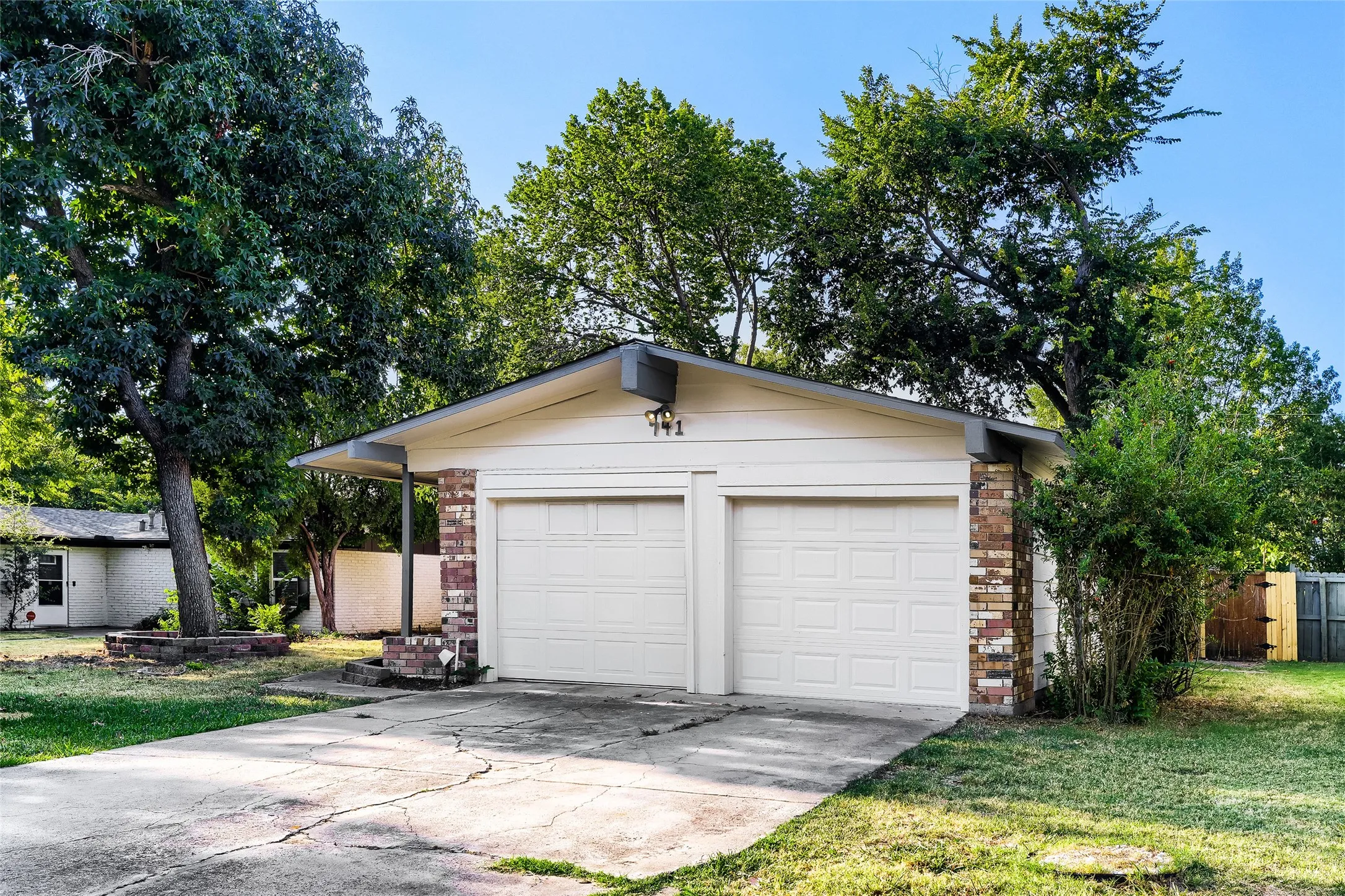 Single Family Residence For Sale in Dallas County , 741 Greenhaven Drive, Richardson, Texas 75080, 3 Bedroom, 2 Bathroom, 2 Garage spaces, 1,512 Sqft, built in 1963, mls#21376178, Real Estate Agent in Richardson, Homes For Sale in Dallas county, Homes For Sale in Richardson, Realtor in Richardson Texas, Real Estate Brokerage Independent Realty Texas, Luminita Cordes Realtor