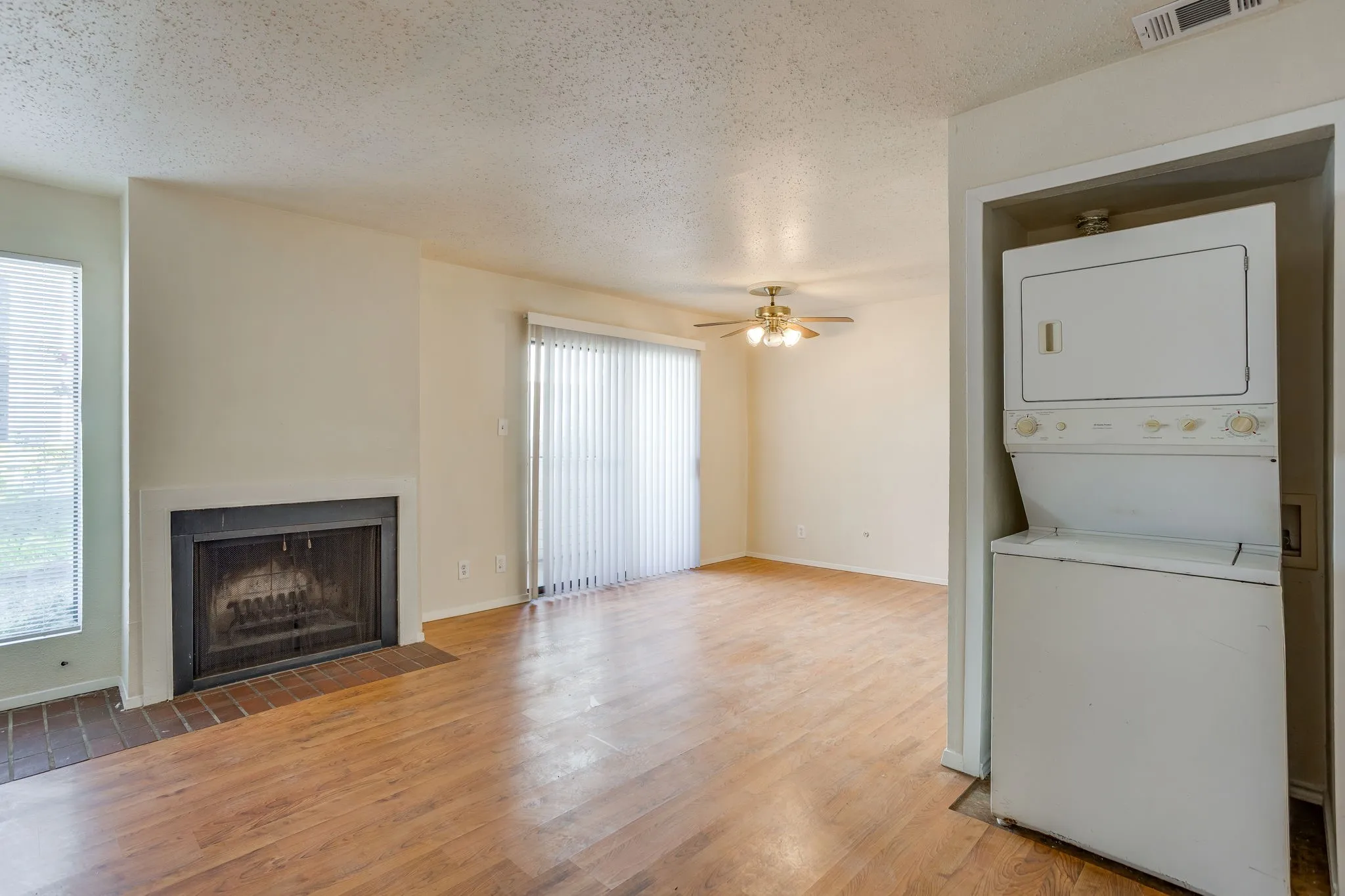 Fireplace, in unit w/d