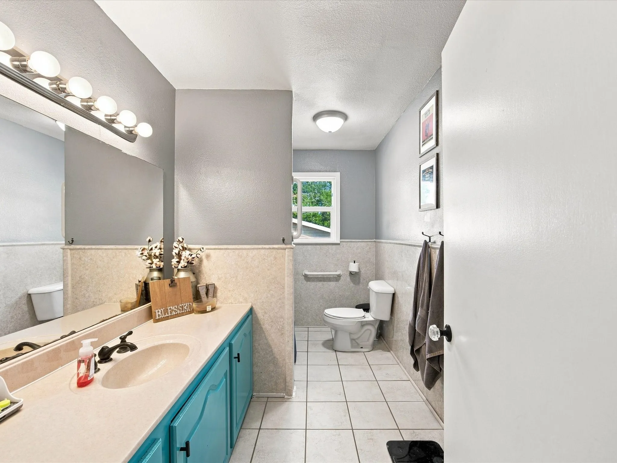 Single Family Residence For Sale in Montague County , 1306 Hulme Street, Bowie, Texas 76230, 3 Bedroom, 2 Bathroom, 1 Garage spaces, 1,380 Sqft, built in 1965, mls#21383459, Real Estate Agent in Bowie, Homes For Sale in Montague county, Homes For Sale in Bowie, Realtor in Bowie Texas, Real Estate Brokerage Independent Realty Texas, Luminita Cordes Realtor