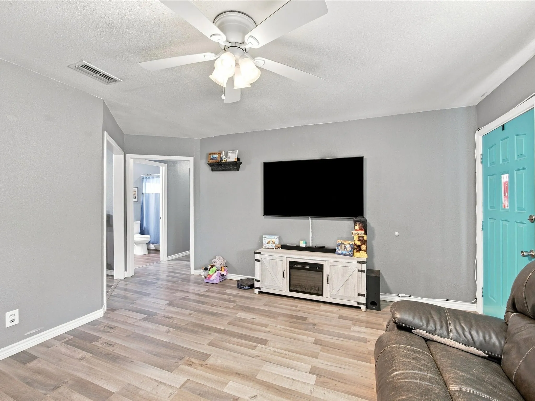 Single Family Residence For Sale in Montague County , 1306 Hulme Street, Bowie, Texas 76230, 3 Bedroom, 2 Bathroom, 1 Garage spaces, 1,380 Sqft, built in 1965, mls#21383459, Real Estate Agent in Bowie, Homes For Sale in Montague county, Homes For Sale in Bowie, Realtor in Bowie Texas, Real Estate Brokerage Independent Realty Texas, Luminita Cordes Realtor