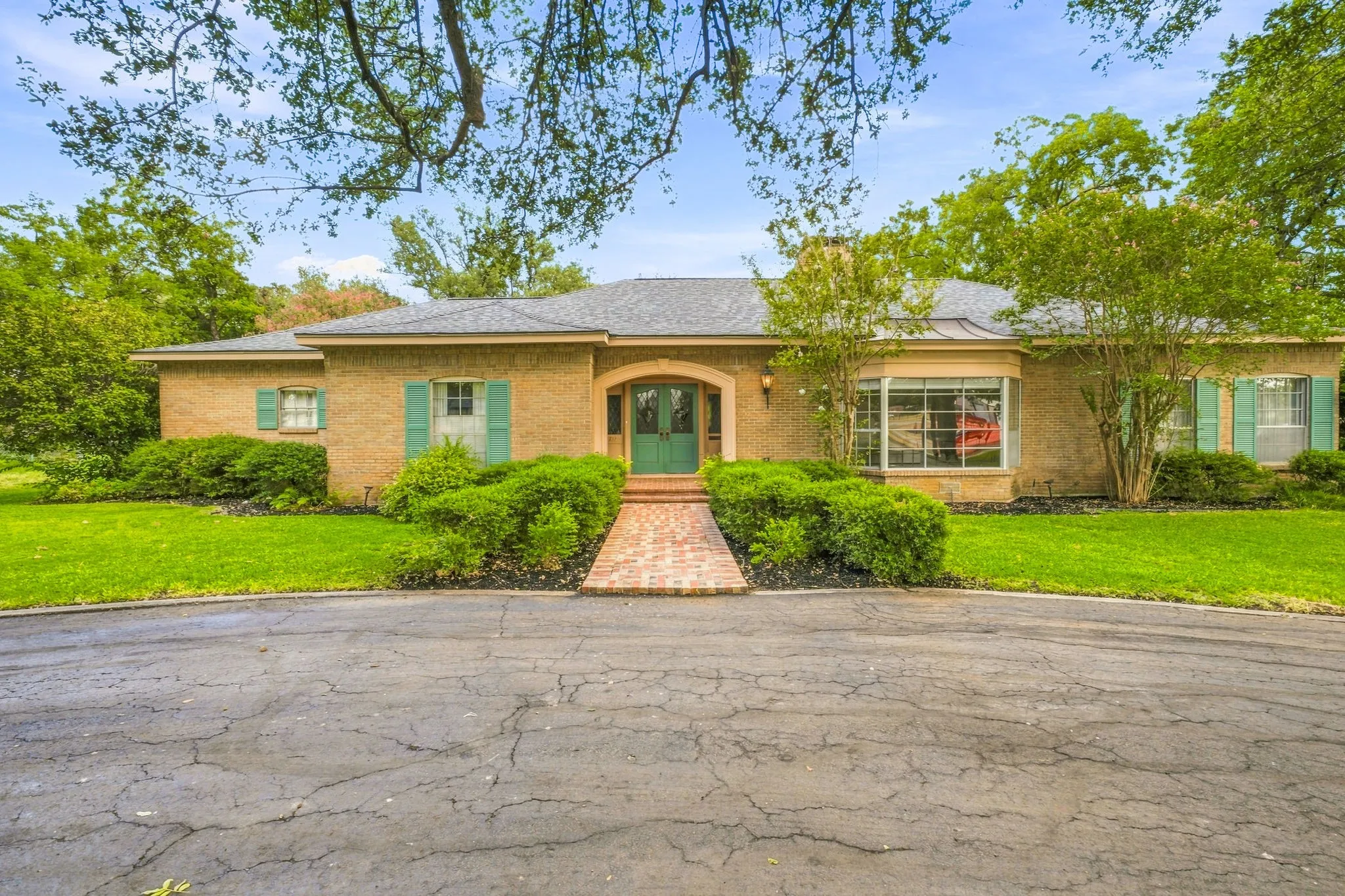 Single Family Residence For Sale in Erath County , 711 Hurt Street, Dublin, Texas 76446, 3 Bedroom, 2 Bathroom, 2 Garage spaces, 3,170 Sqft, built in 1960, mls#21384602, Real Estate Agent in Dublin, Homes For Sale in Erath county, Homes For Sale in Dublin, Realtor in Dublin Texas, Real Estate Brokerage Independent Realty Texas, Luminita Cordes Realtor