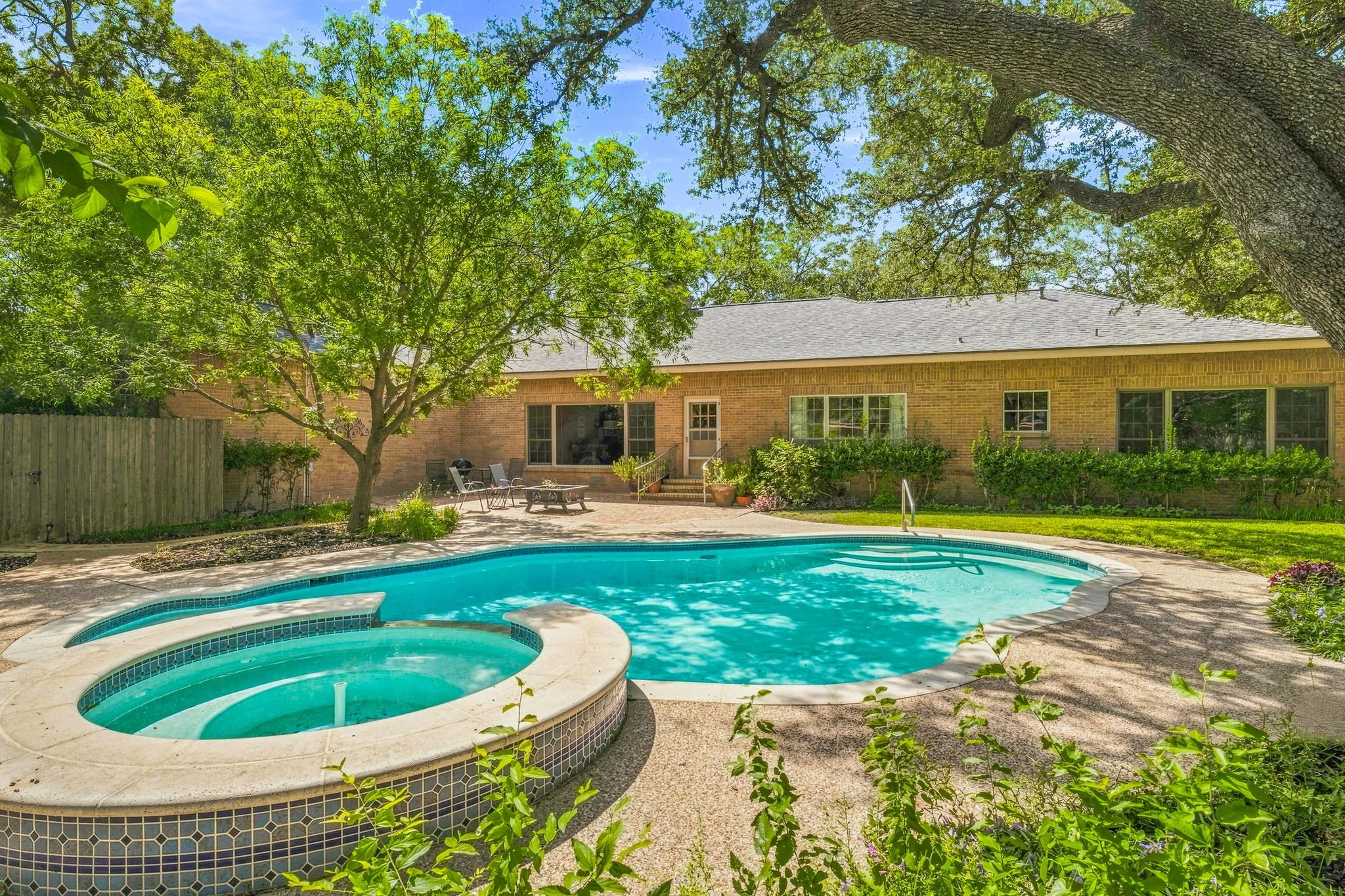 Single Family Residence For Sale in Erath County , 711 Hurt Street, Dublin, Texas 76446, 3 Bedroom, 2 Bathroom, 2 Garage spaces, 3,170 Sqft, built in 1960, mls#21384602, Real Estate Agent in Dublin, Homes For Sale in Erath county, Homes For Sale in Dublin, Realtor in Dublin Texas, Real Estate Brokerage Independent Realty Texas, Luminita Cordes Realtor