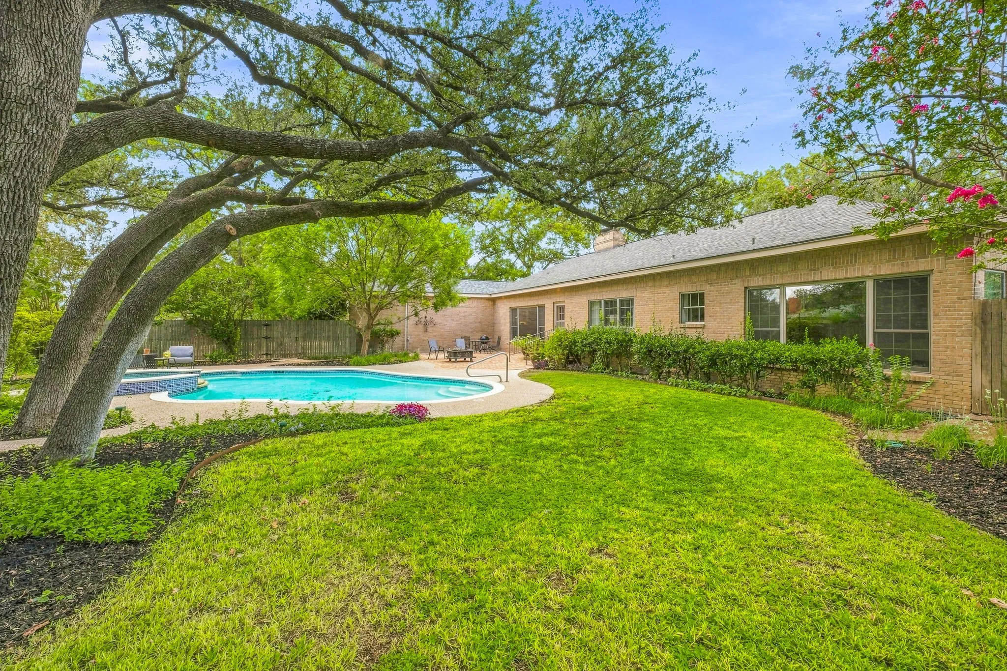 Single Family Residence For Sale in Erath County , 711 Hurt Street, Dublin, Texas 76446, 3 Bedroom, 2 Bathroom, 2 Garage spaces, 3,170 Sqft, built in 1960, mls#21384602, Real Estate Agent in Dublin, Homes For Sale in Erath county, Homes For Sale in Dublin, Realtor in Dublin Texas, Real Estate Brokerage Independent Realty Texas, Luminita Cordes Realtor