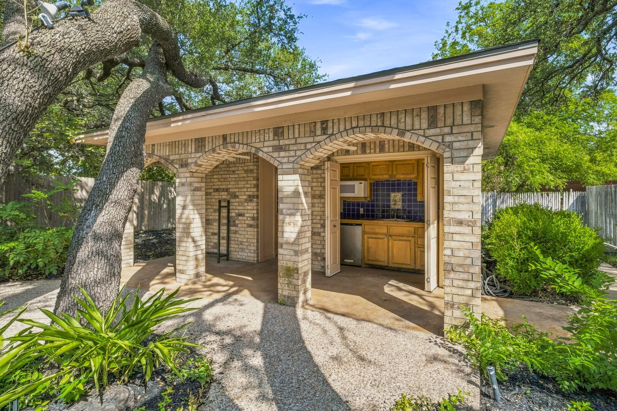 Single Family Residence For Sale in Erath County , 711 Hurt Street, Dublin, Texas 76446, 3 Bedroom, 2 Bathroom, 2 Garage spaces, 3,170 Sqft, built in 1960, mls#21384602, Real Estate Agent in Dublin, Homes For Sale in Erath county, Homes For Sale in Dublin, Realtor in Dublin Texas, Real Estate Brokerage Independent Realty Texas, Luminita Cordes Realtor