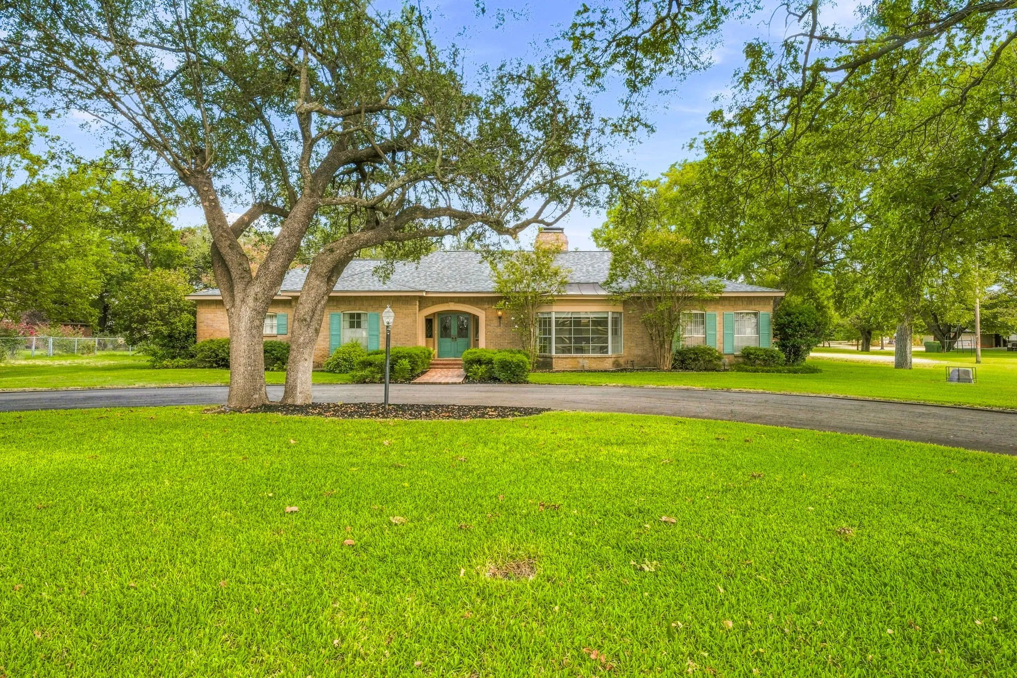 Single Family Residence For Sale in Erath County , 711 Hurt Street, Dublin, Texas 76446, 3 Bedroom, 2 Bathroom, 2 Garage spaces, 3,170 Sqft, built in 1960, mls#21384602, Real Estate Agent in Dublin, Homes For Sale in Erath county, Homes For Sale in Dublin, Realtor in Dublin Texas, Real Estate Brokerage Independent Realty Texas, Luminita Cordes Realtor