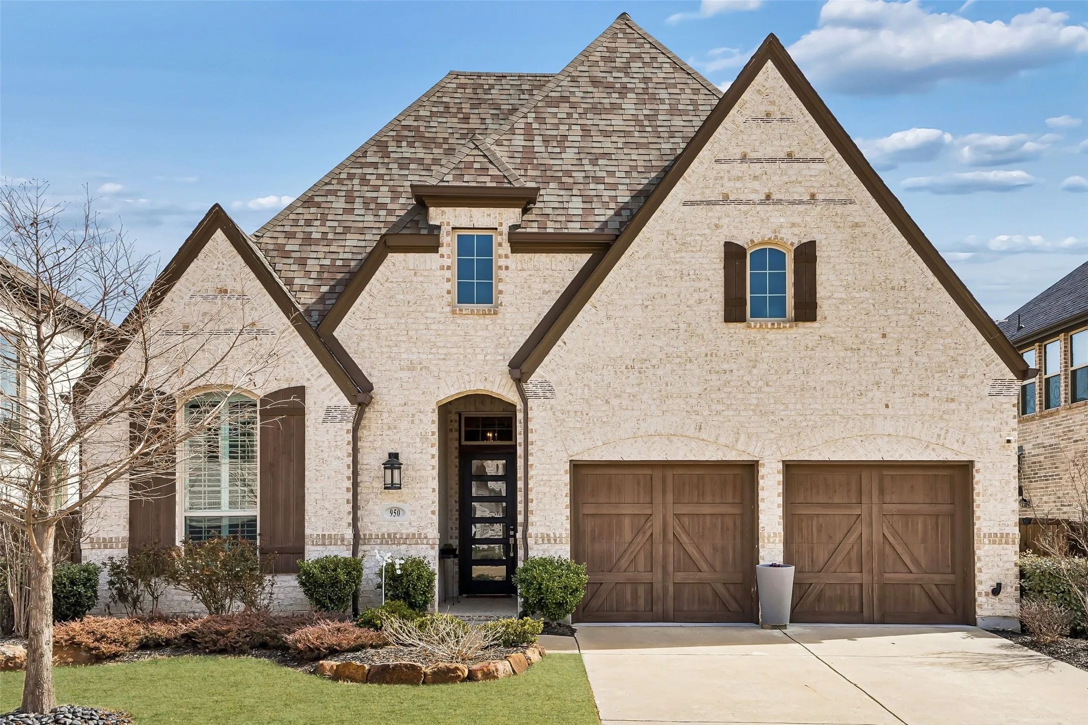 This high front elevation offers high ceilings in this 1-story home
