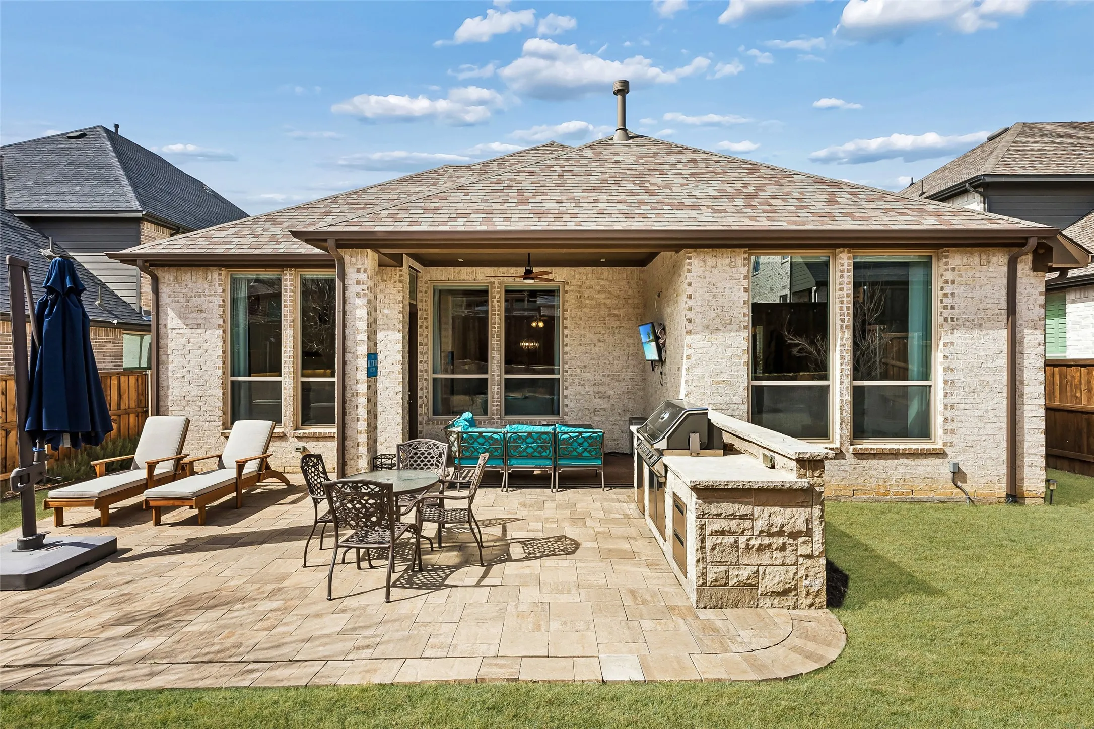 
covered patio with outdoor built-in kitchen