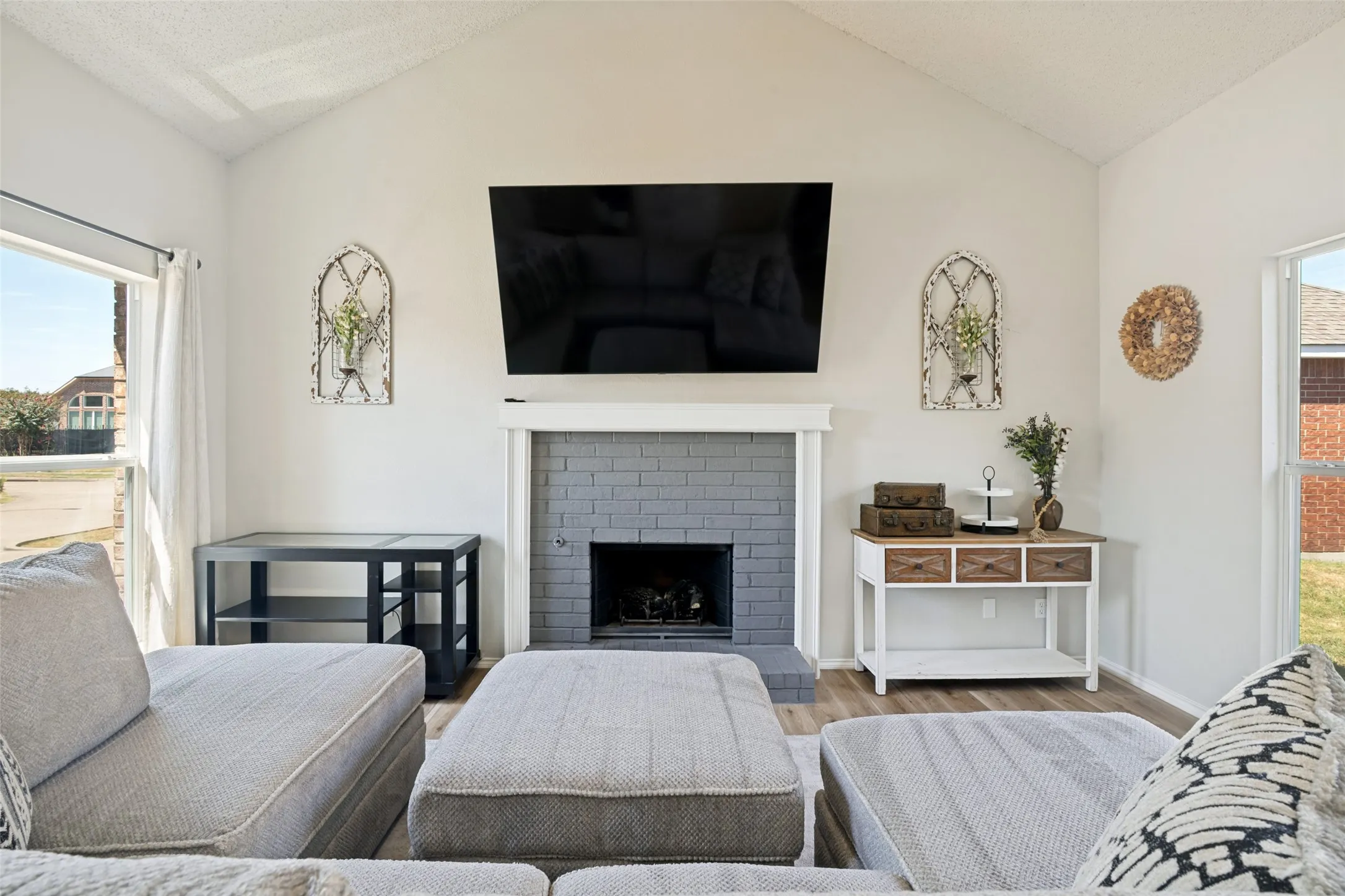 Single Family Residence For Sale in Dallas County , 1562 Shalfont Lane, Garland, Texas 75040, 3 Bedroom, 2 Bathroom, 2 Garage spaces, 1,206 Sqft, built in 1988, mls#21383239, Real Estate Agent in Garland, Homes For Sale in Dallas county, Homes For Sale in Garland, Realtor in Garland Texas, Real Estate Brokerage Independent Realty Texas, Luminita Cordes Realtor