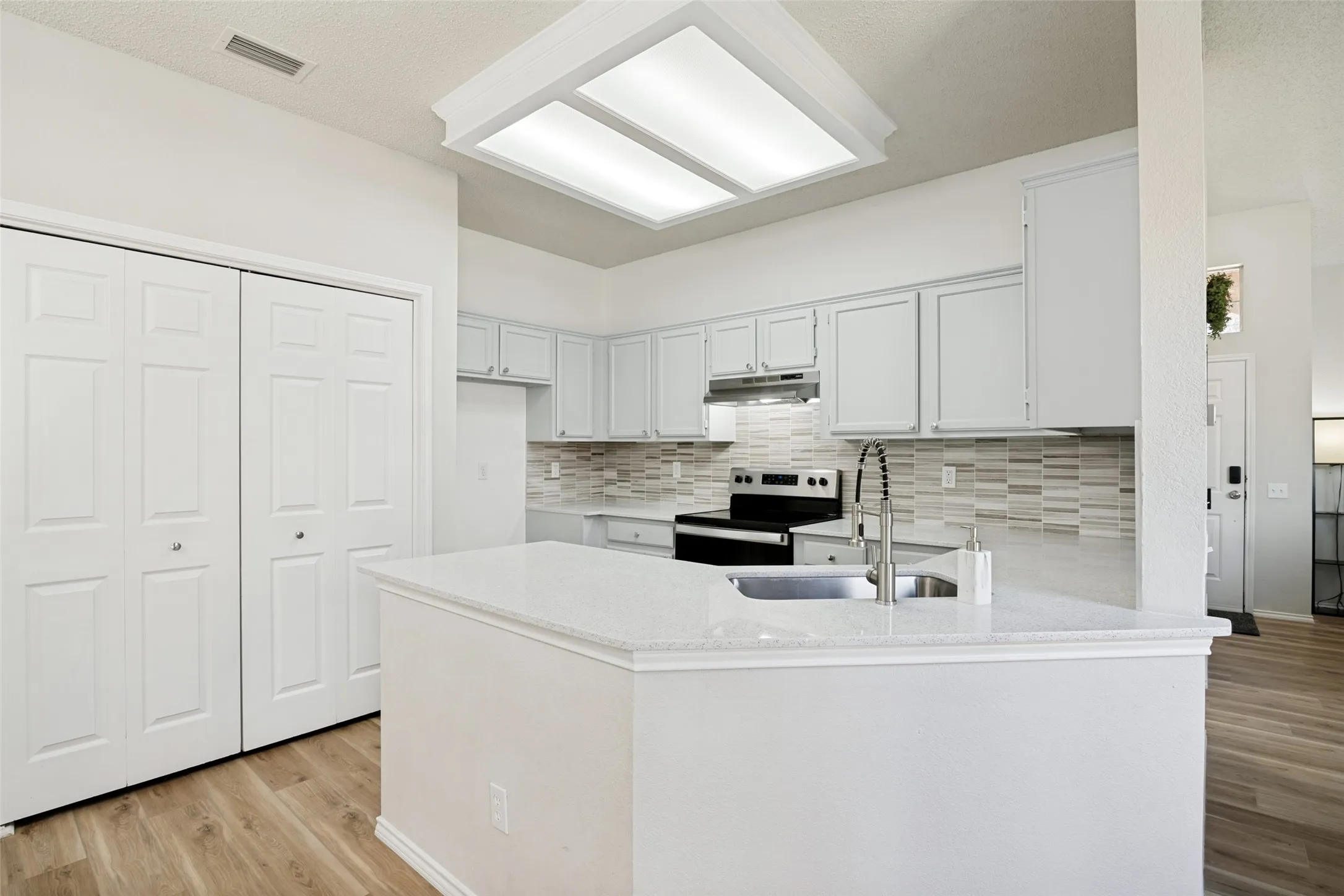 Single Family Residence For Sale in Dallas County , 1562 Shalfont Lane, Garland, Texas 75040, 3 Bedroom, 2 Bathroom, 2 Garage spaces, 1,206 Sqft, built in 1988, mls#21383239, Real Estate Agent in Garland, Homes For Sale in Dallas county, Homes For Sale in Garland, Realtor in Garland Texas, Real Estate Brokerage Independent Realty Texas, Luminita Cordes Realtor