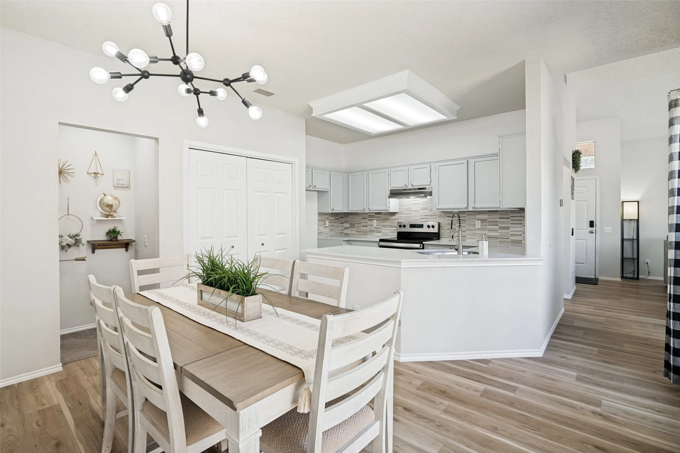 Single Family Residence For Sale in Dallas County , 1562 Shalfont Lane, Garland, Texas 75040, 3 Bedroom, 2 Bathroom, 2 Garage spaces, 1,206 Sqft, built in 1988, mls#21383239, Real Estate Agent in Garland, Homes For Sale in Dallas county, Homes For Sale in Garland, Realtor in Garland Texas, Real Estate Brokerage Independent Realty Texas, Luminita Cordes Realtor