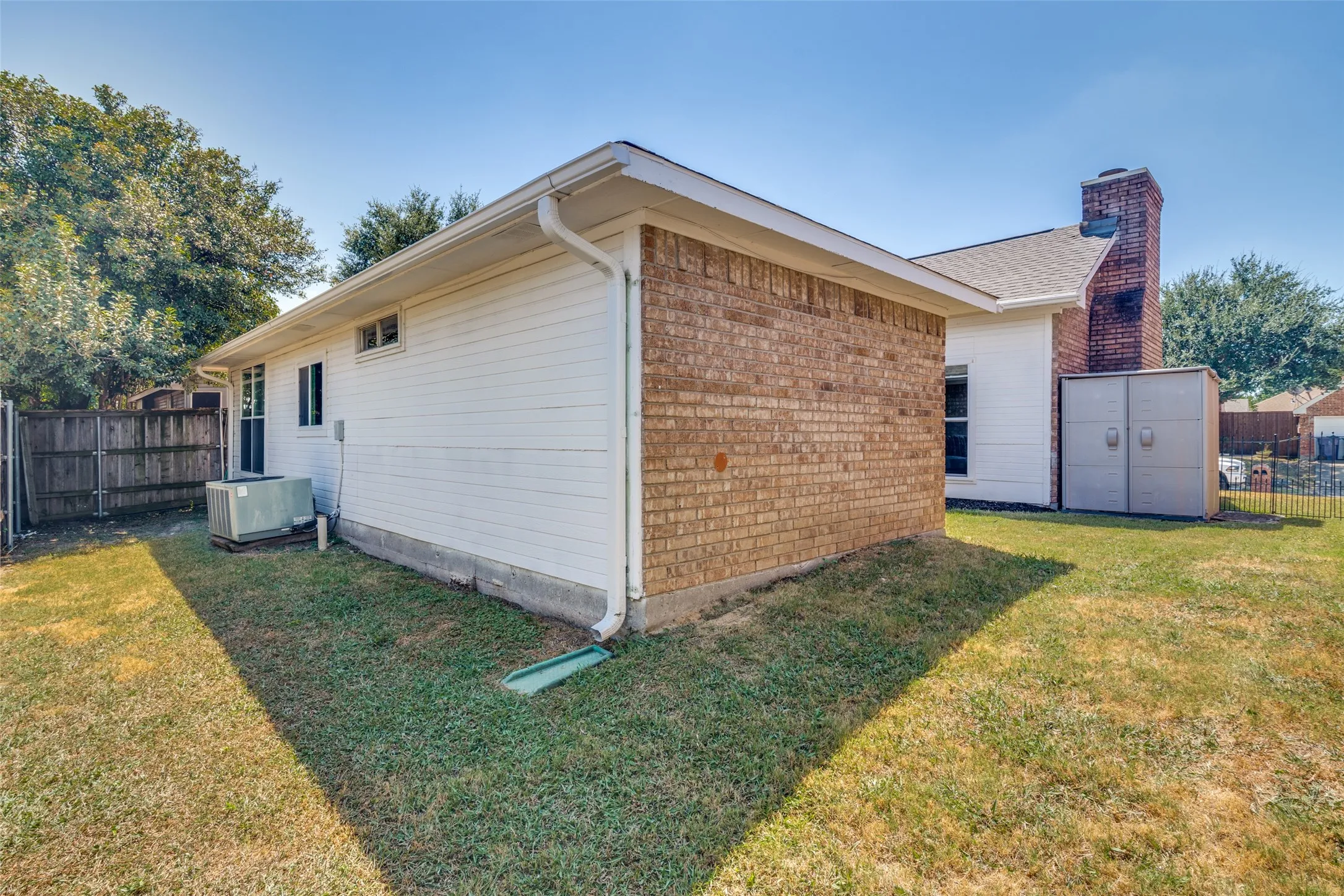 Single Family Residence For Sale in Dallas County , 1562 Shalfont Lane, Garland, Texas 75040, 3 Bedroom, 2 Bathroom, 2 Garage spaces, 1,206 Sqft, built in 1988, mls#21383239, Real Estate Agent in Garland, Homes For Sale in Dallas county, Homes For Sale in Garland, Realtor in Garland Texas, Real Estate Brokerage Independent Realty Texas, Luminita Cordes Realtor