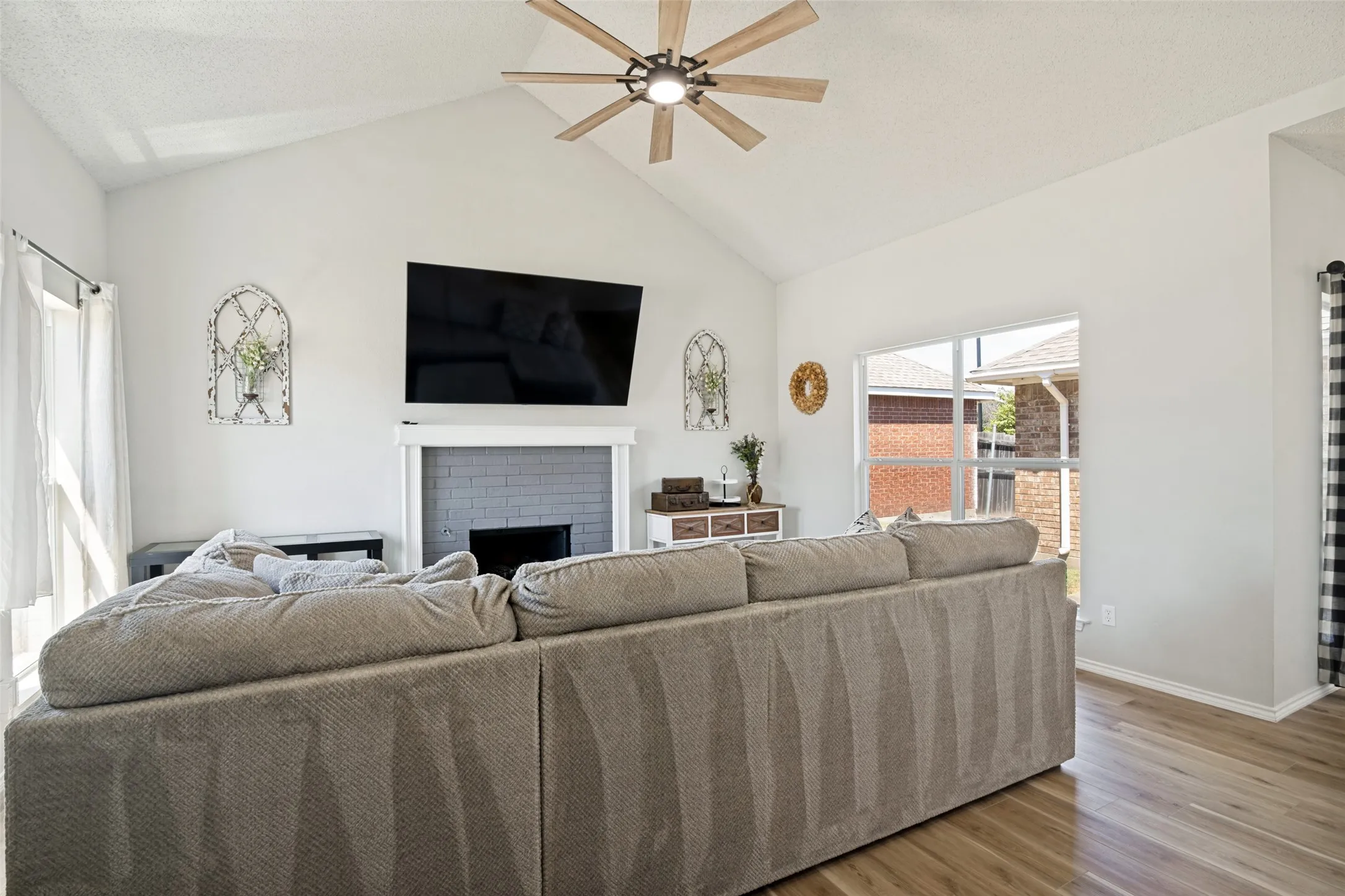 Single Family Residence For Sale in Dallas County , 1562 Shalfont Lane, Garland, Texas 75040, 3 Bedroom, 2 Bathroom, 2 Garage spaces, 1,206 Sqft, built in 1988, mls#21383239, Real Estate Agent in Garland, Homes For Sale in Dallas county, Homes For Sale in Garland, Realtor in Garland Texas, Real Estate Brokerage Independent Realty Texas, Luminita Cordes Realtor