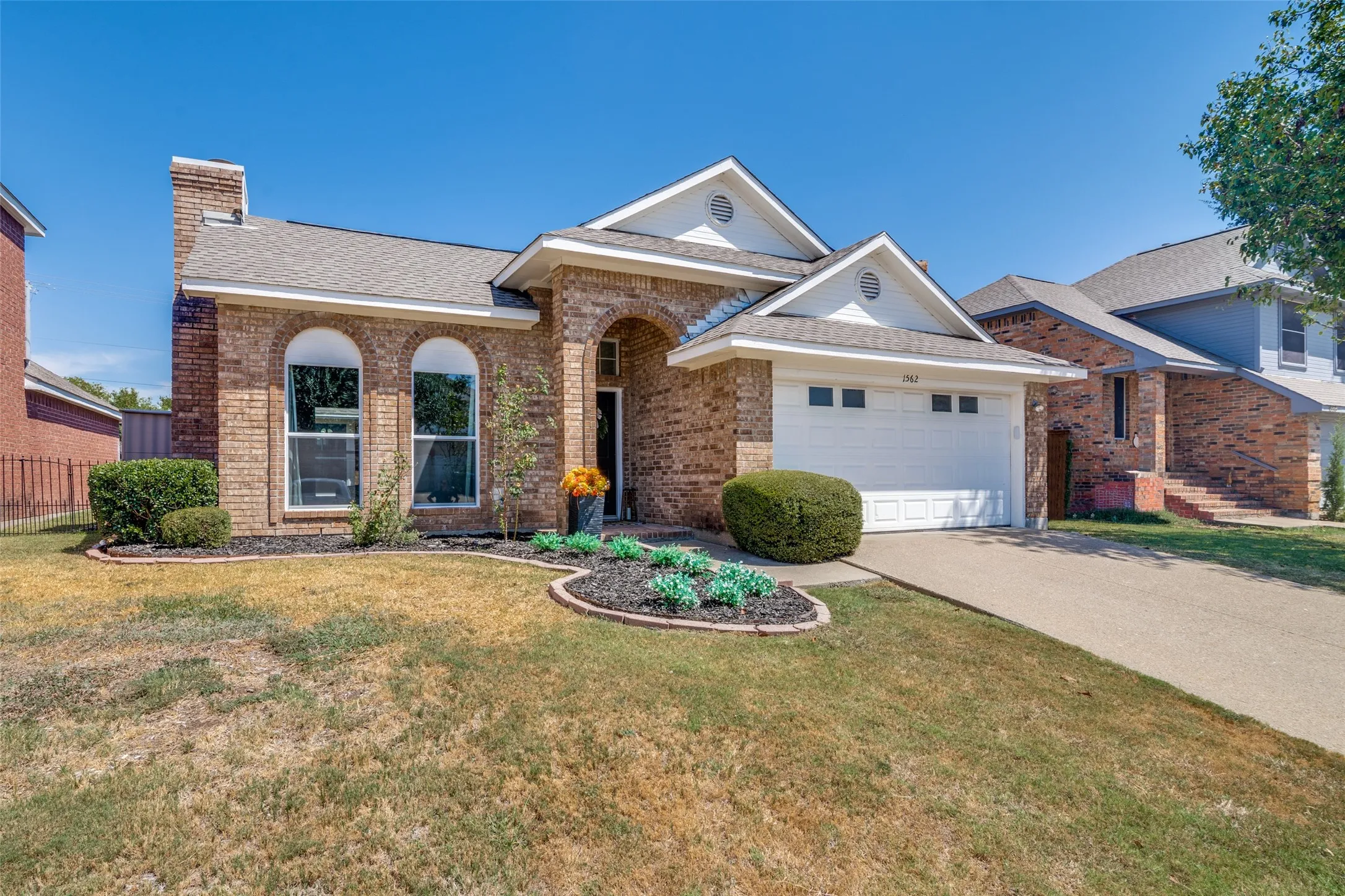 Single Family Residence For Sale in Dallas County , 1562 Shalfont Lane, Garland, Texas 75040, 3 Bedroom, 2 Bathroom, 2 Garage spaces, 1,206 Sqft, built in 1988, mls#21383239, Real Estate Agent in Garland, Homes For Sale in Dallas county, Homes For Sale in Garland, Realtor in Garland Texas, Real Estate Brokerage Independent Realty Texas, Luminita Cordes Realtor