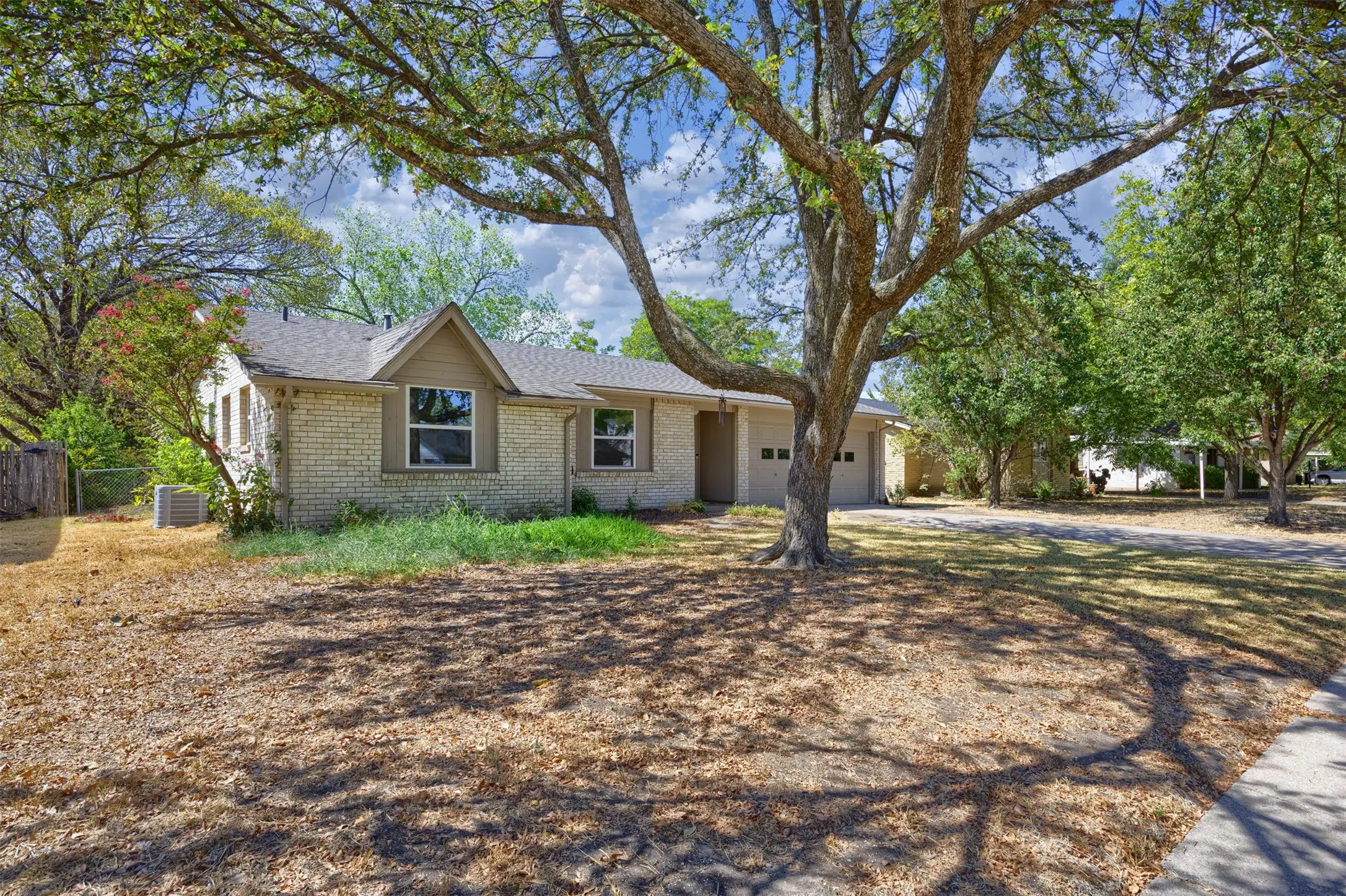 Single Family Residence For Rent in Dallas County , 1221 Greenway Drive, Mesquite, Texas 75149, 3 Bedroom, 2 Bathroom, 2 Garage spaces, 1,142 Sqft, built in 1968, mls#21382517, Real Estate Agent in Mesquite, Homes For Rent in Dallas county, Homes For Rent in Mesquite, Realtor in Mesquite Texas, Real Estate Brokerage Independent Realty Texas, Luminita Cordes Realtor